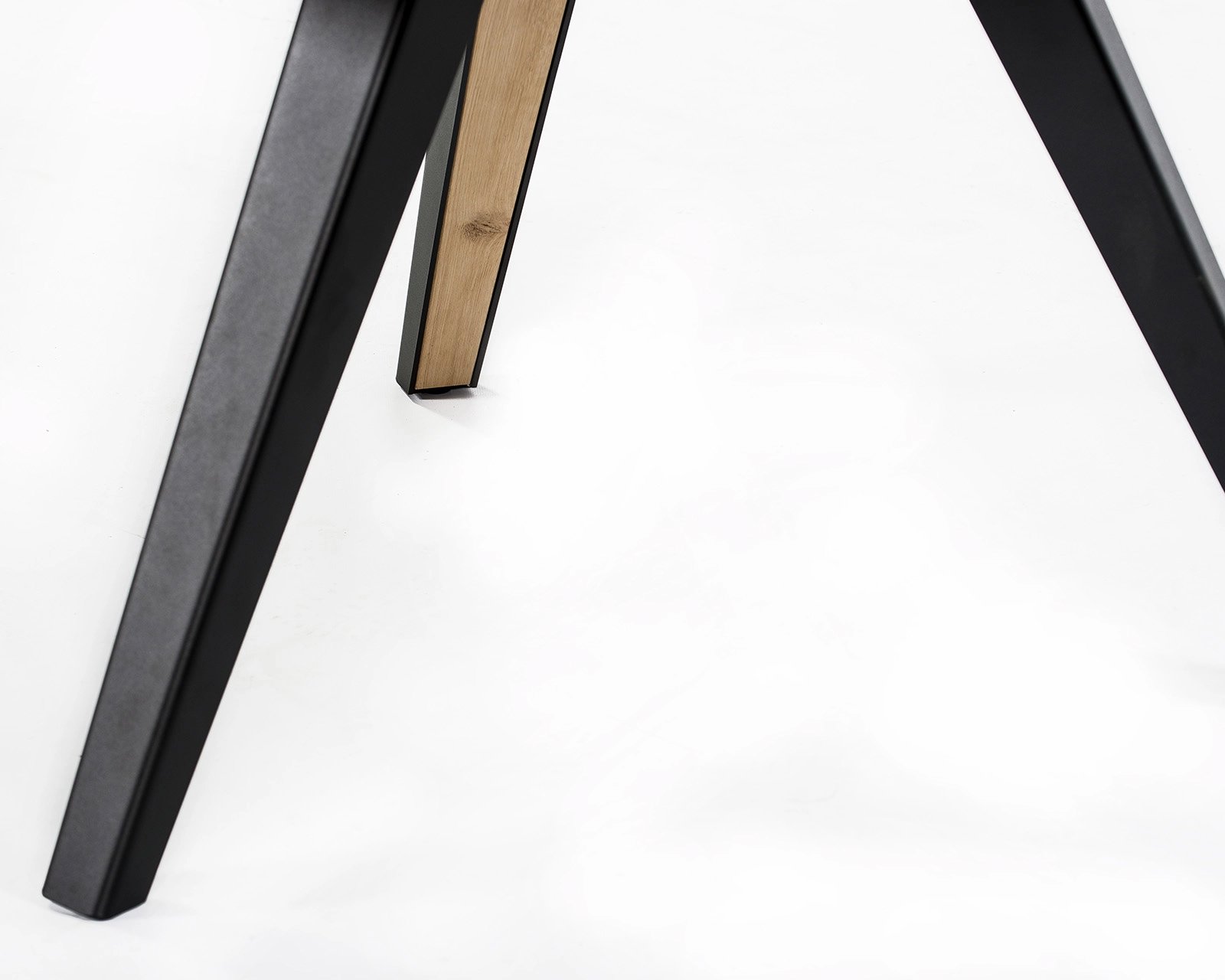 Ronde eettafel van eikenhout met een Savie onderstel poot | Table du Sud