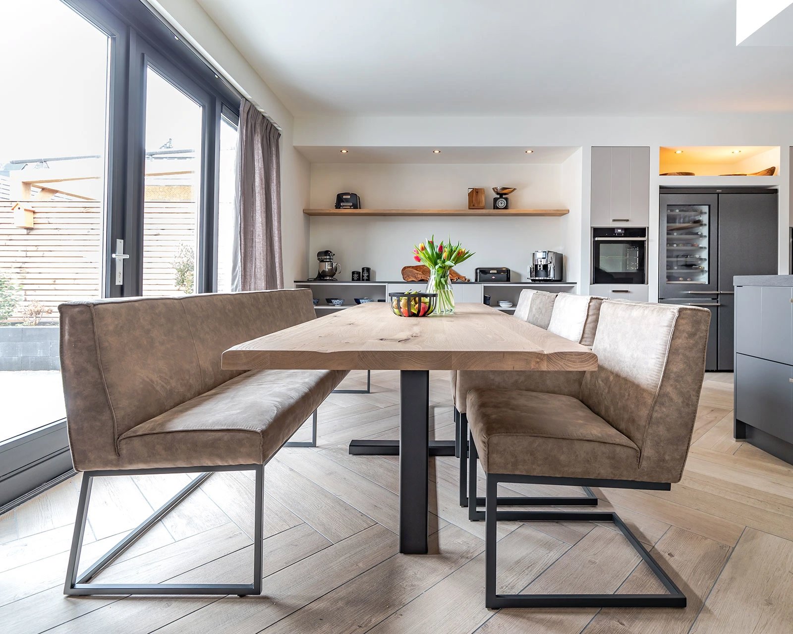 Le Mans stoel: cowboy stof - stone 809. Brest stoel: cowboy stof - natural 200. Le Mans eetkamerbank: cowboy stof - stone 809. Rechthoekige eiken houten eettafel Felix.