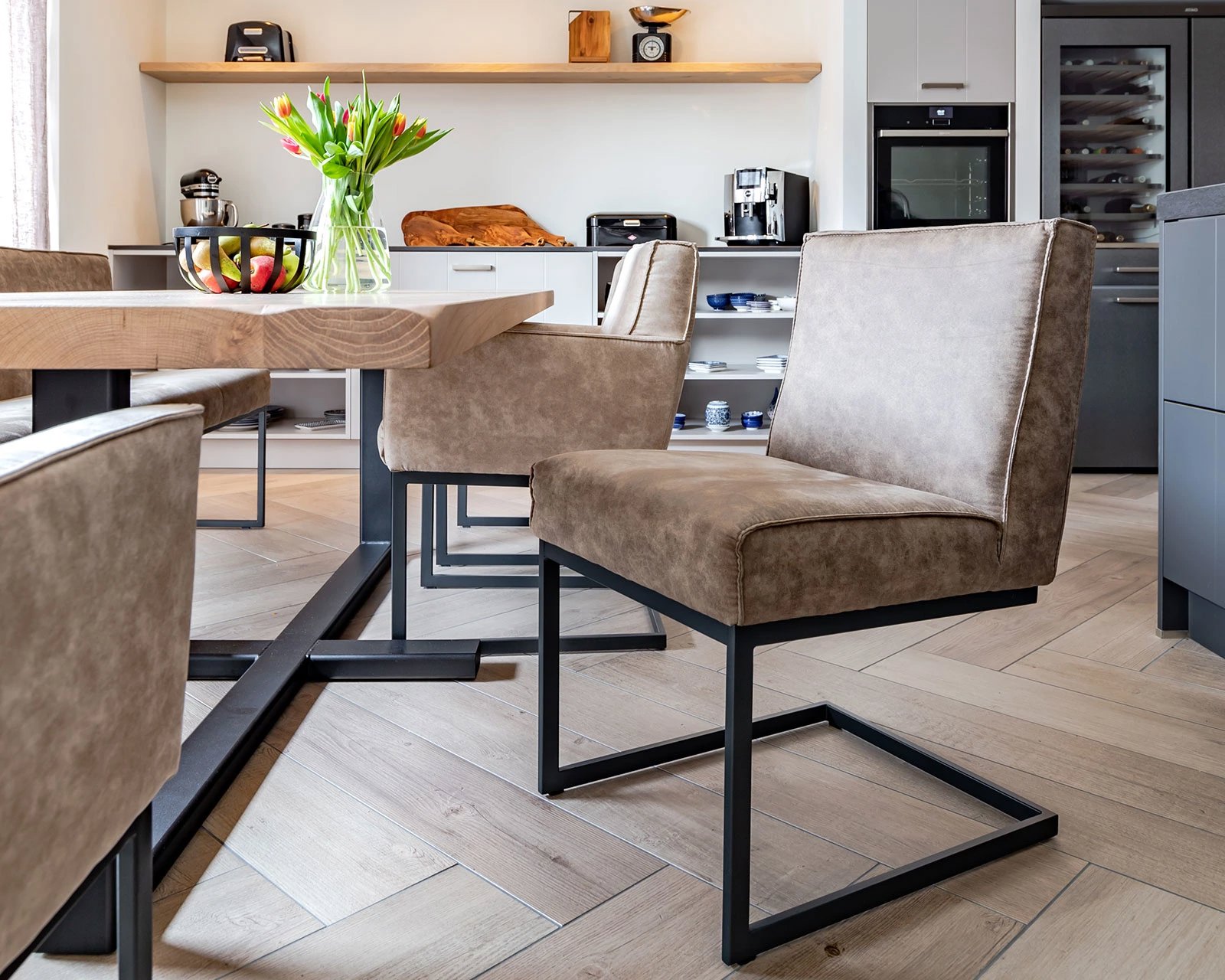 Le Mans stoel: cowboy stof - stone 809. Brest stoel: cowboy stof - natural 200. Le Mans eetkamerbank: cowboy stof - stone 809. Rechthoekige eiken houten eettafel Felix.