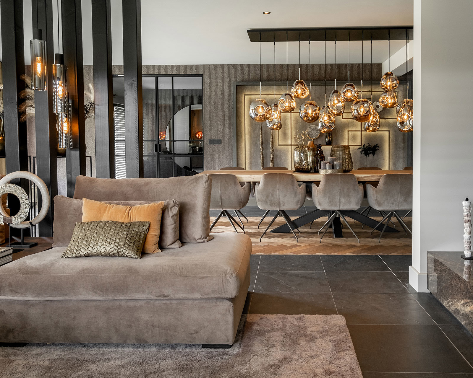 Materiaal: juke - khaki 51. Kleur poot: A11. Suar boomstamtafel xx 10x10.