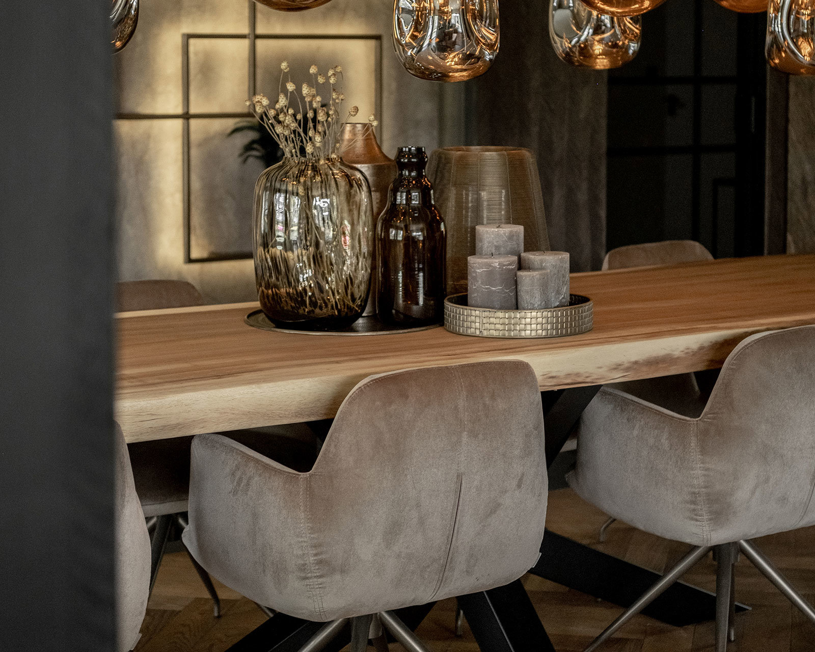 Materiaal: juke - khaki 51. Kleur poot: A11. Suar boomstamtafel xx 10x10.