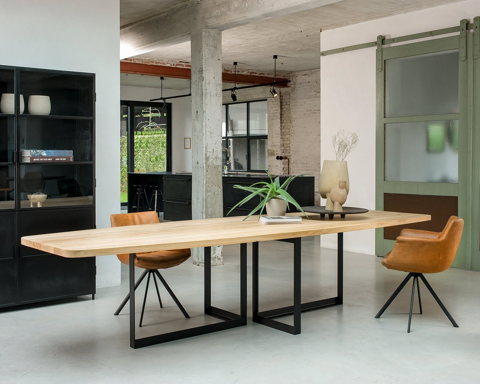 Ovale eettafel eikenhout met onderstel Marly | Table du Sud