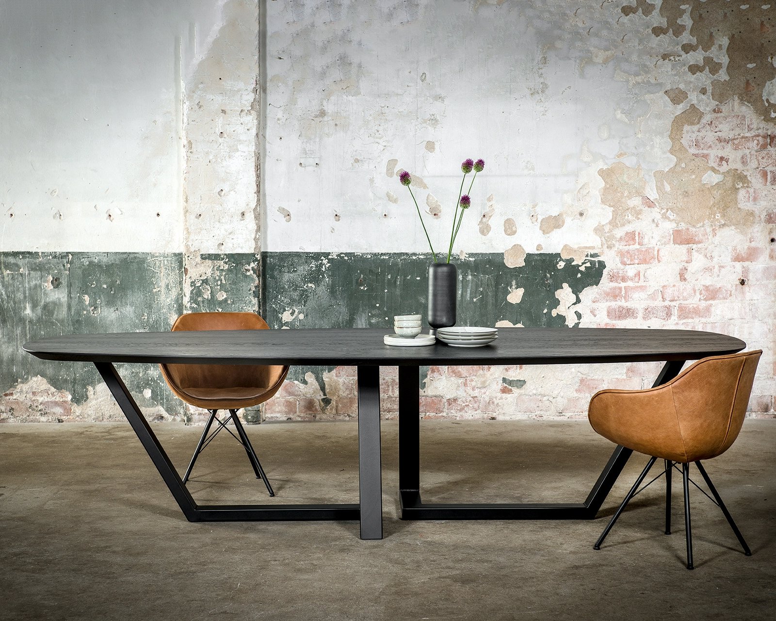 Deens ovale eikenhouten eettafel Ella. Goof stoelen in vintage leder - cognac.