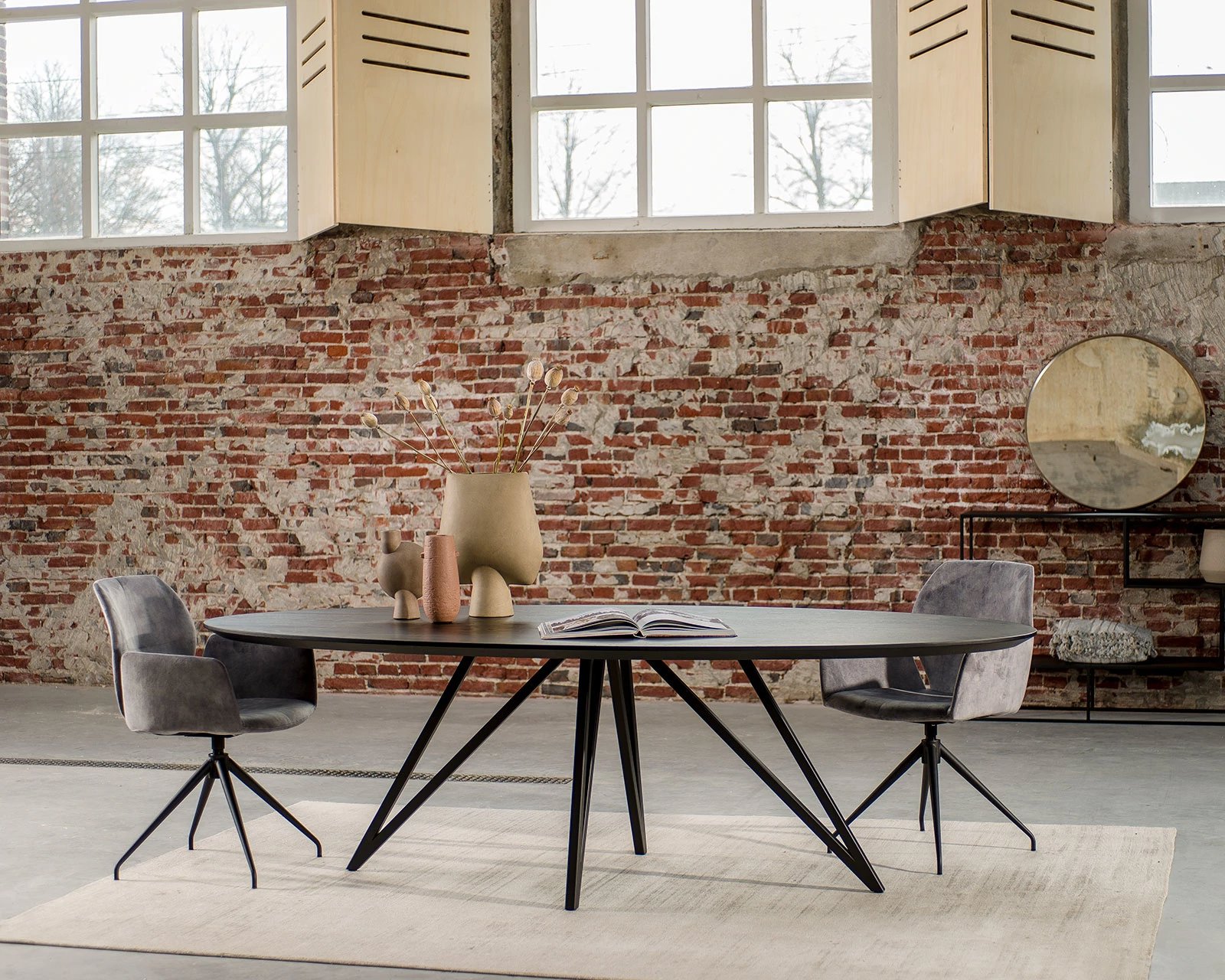 Ovale eettafel eikenhout zwart met onderstel Pomm | Table du Sud