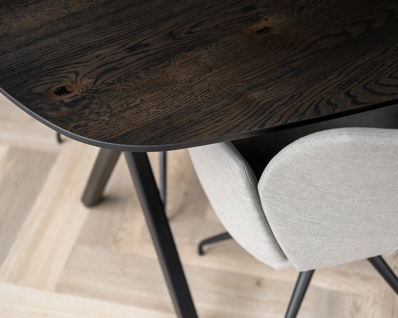 Deens ovale eikenhouten eettafel Lachaud, black smoke intense. Mood #95 stoelen in mango - beige.