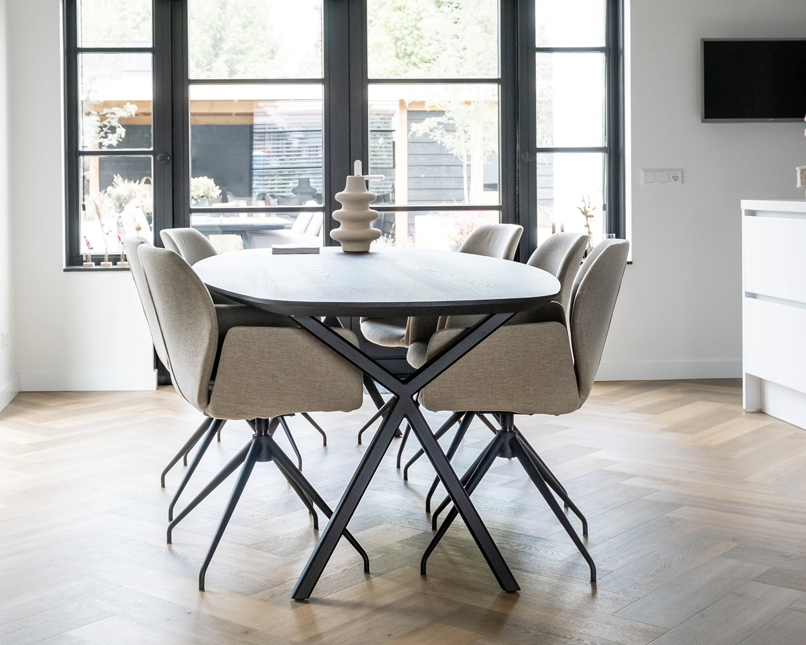 Deens ovale eikenhouten eettafel Lachaud, black smoke intense. Mood #95 stoelen in mango - beige.