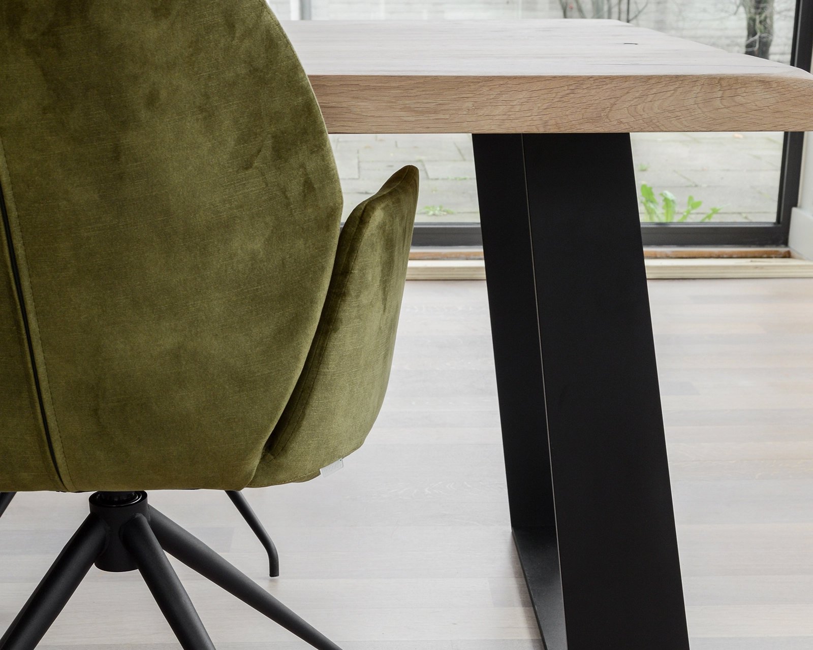 Boomstamtafel 8 graden, ultra matte lak. Mood #95 stoelen in genova - green.