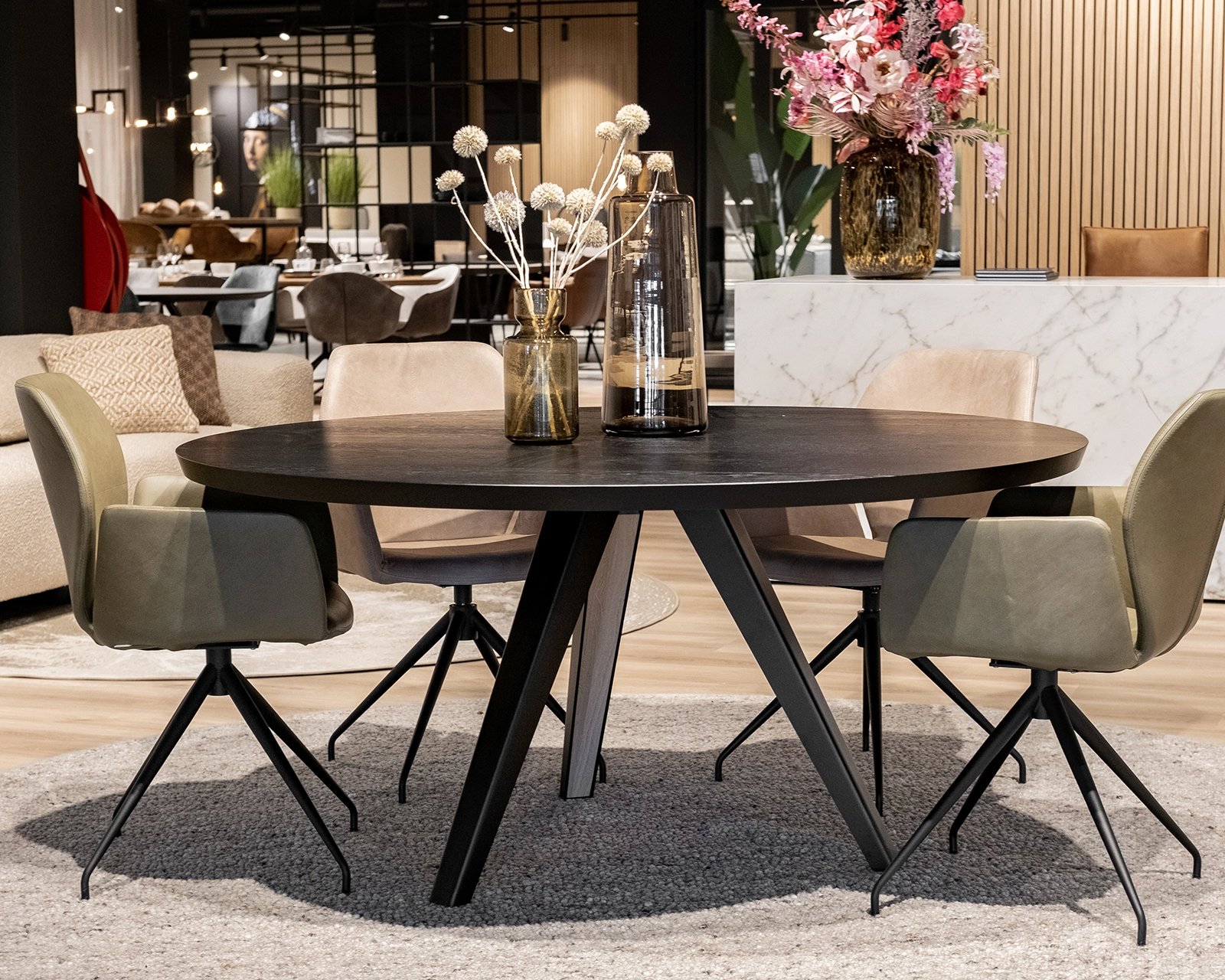 Ronde eettafel van eikenhout met een Savie onderstel in de showroom | Table du Sud