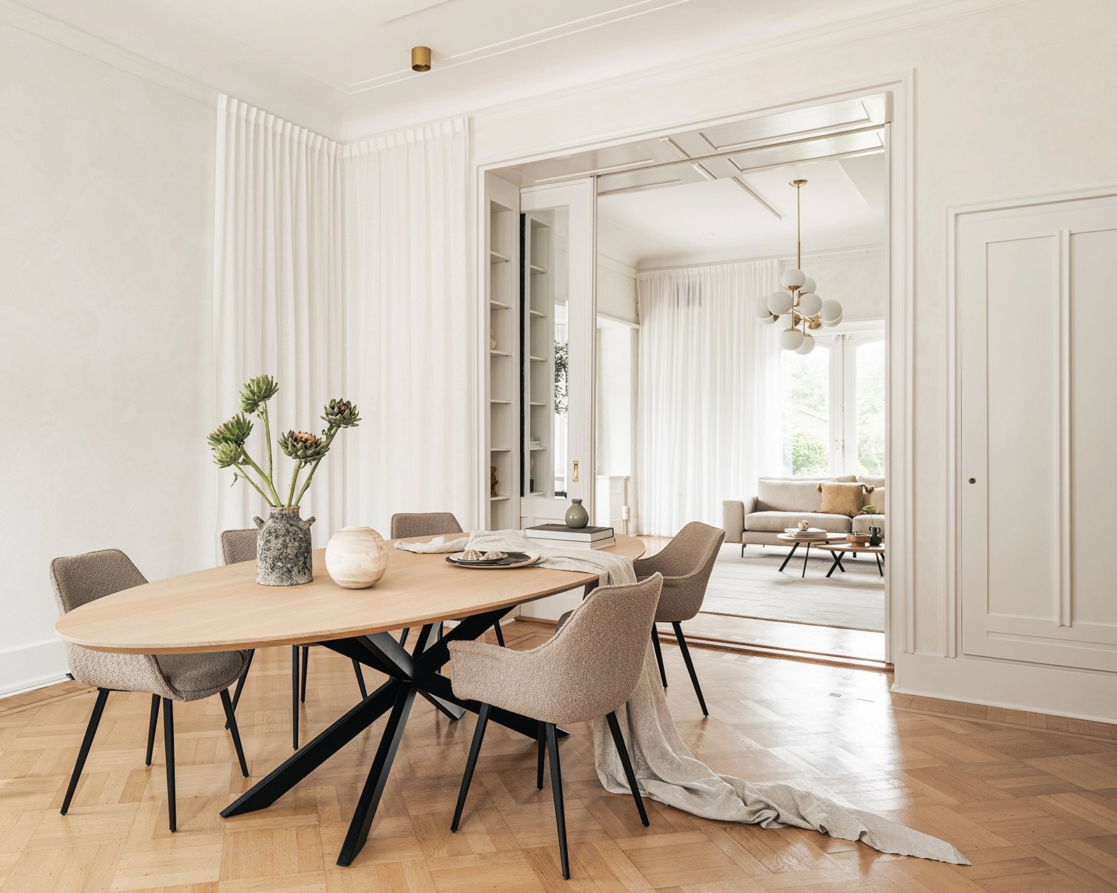 Ovale eikenhouten eettafel Gap met Billy stoelen in papyrus - 07. Moderne bank Fox in Karoo - 01 zand en kiezelvormige salontafel set Gabri.