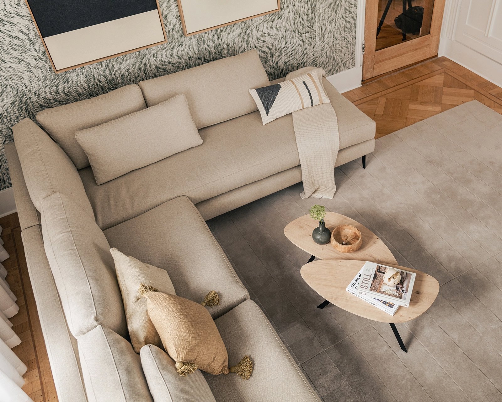 Kiezelvormige salontafel set Gabri en moderne bank Fox in Karoo - 01 zand.