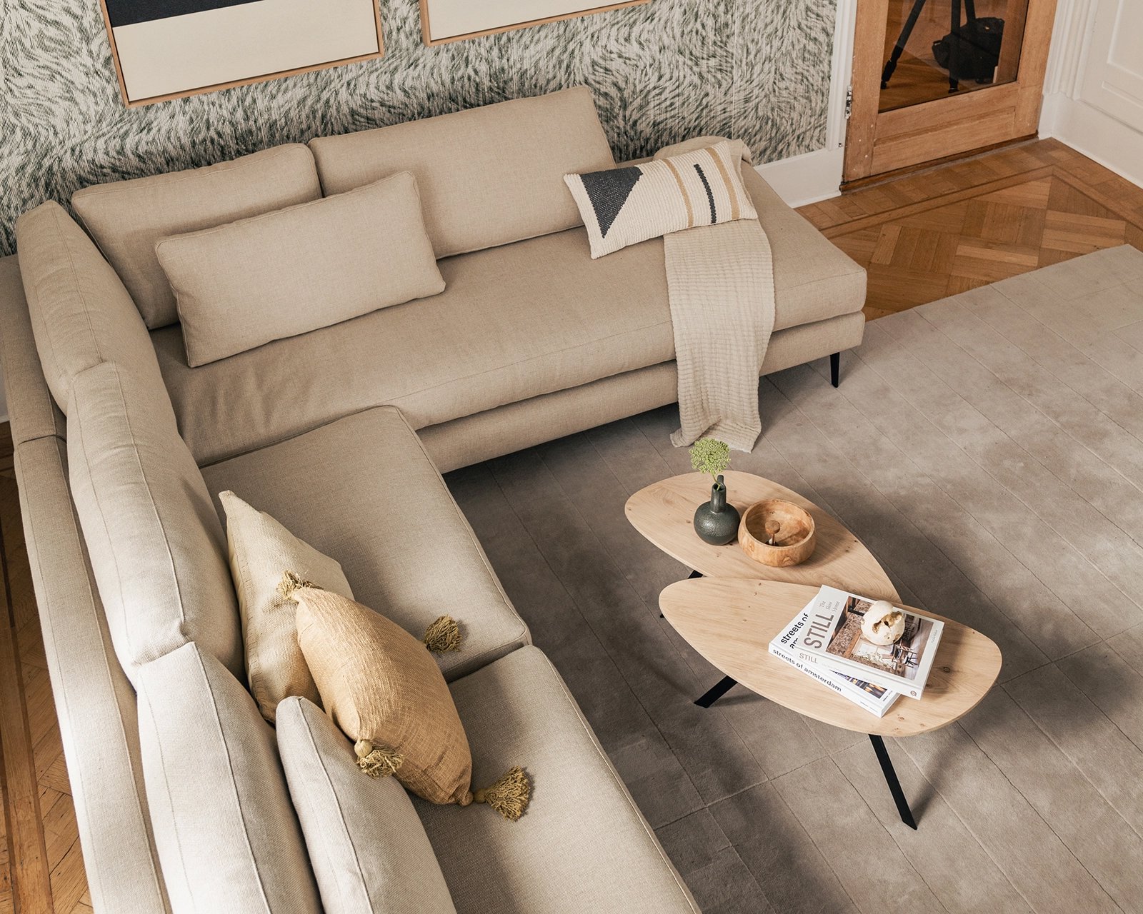 Kiezelvormige salontafel set Gabri en moderne bank Fox in Karoo - 01 zand.