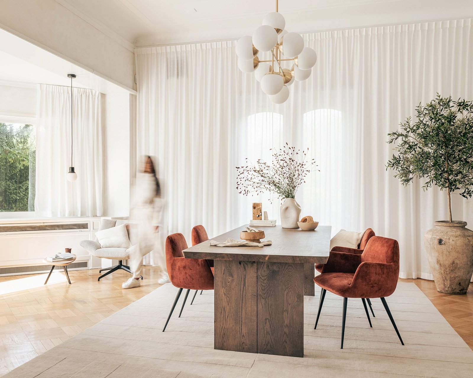 Rechthoekige eikenhouten eettafel Bonqui met de Mood #101 PM11 eetkamerstoelen in Genova Rost.