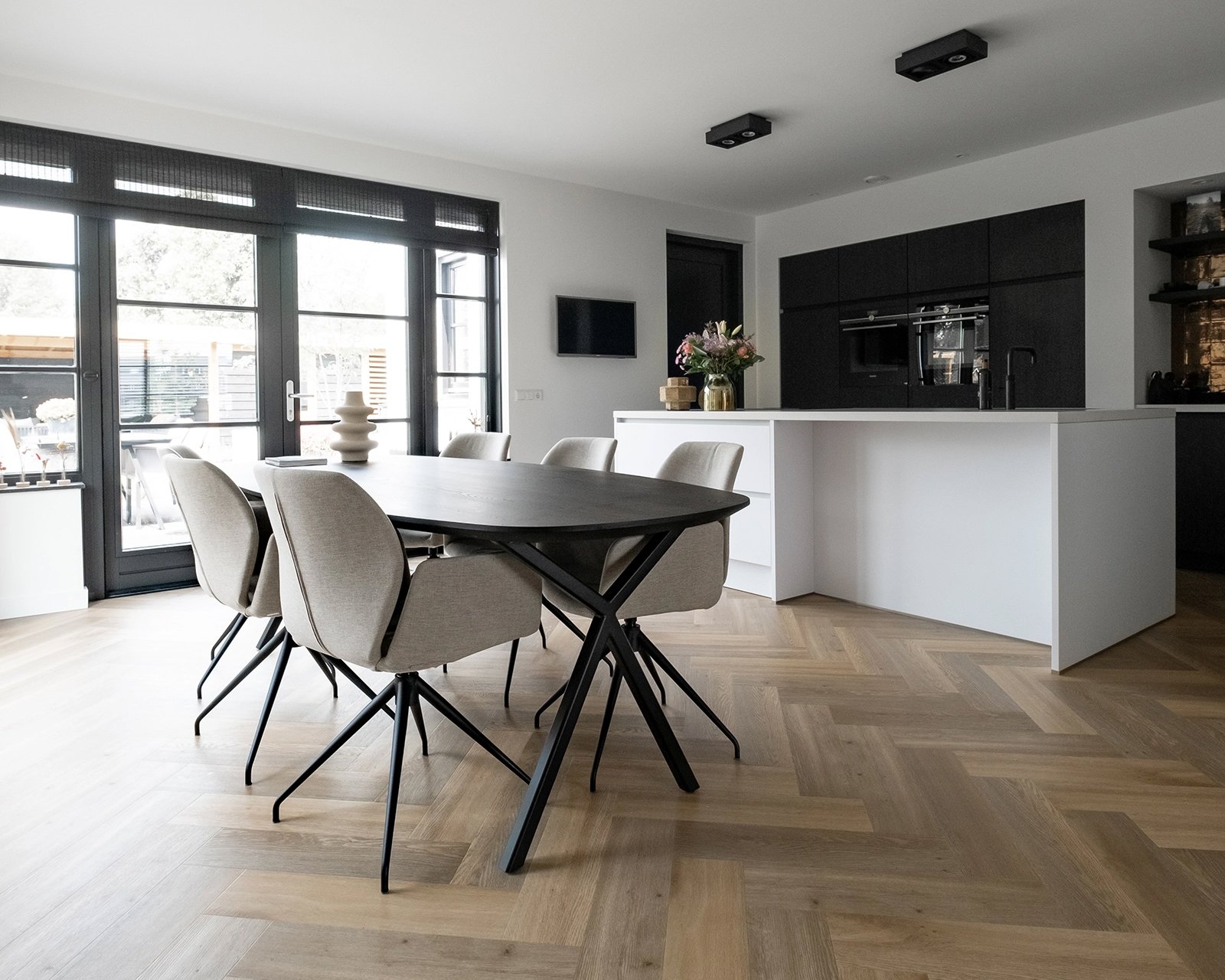 Deens ovale eikenhouten eettafel Lachaud in black smoke intense met de Mood #95 eetkamerstoelen in mango - beige.