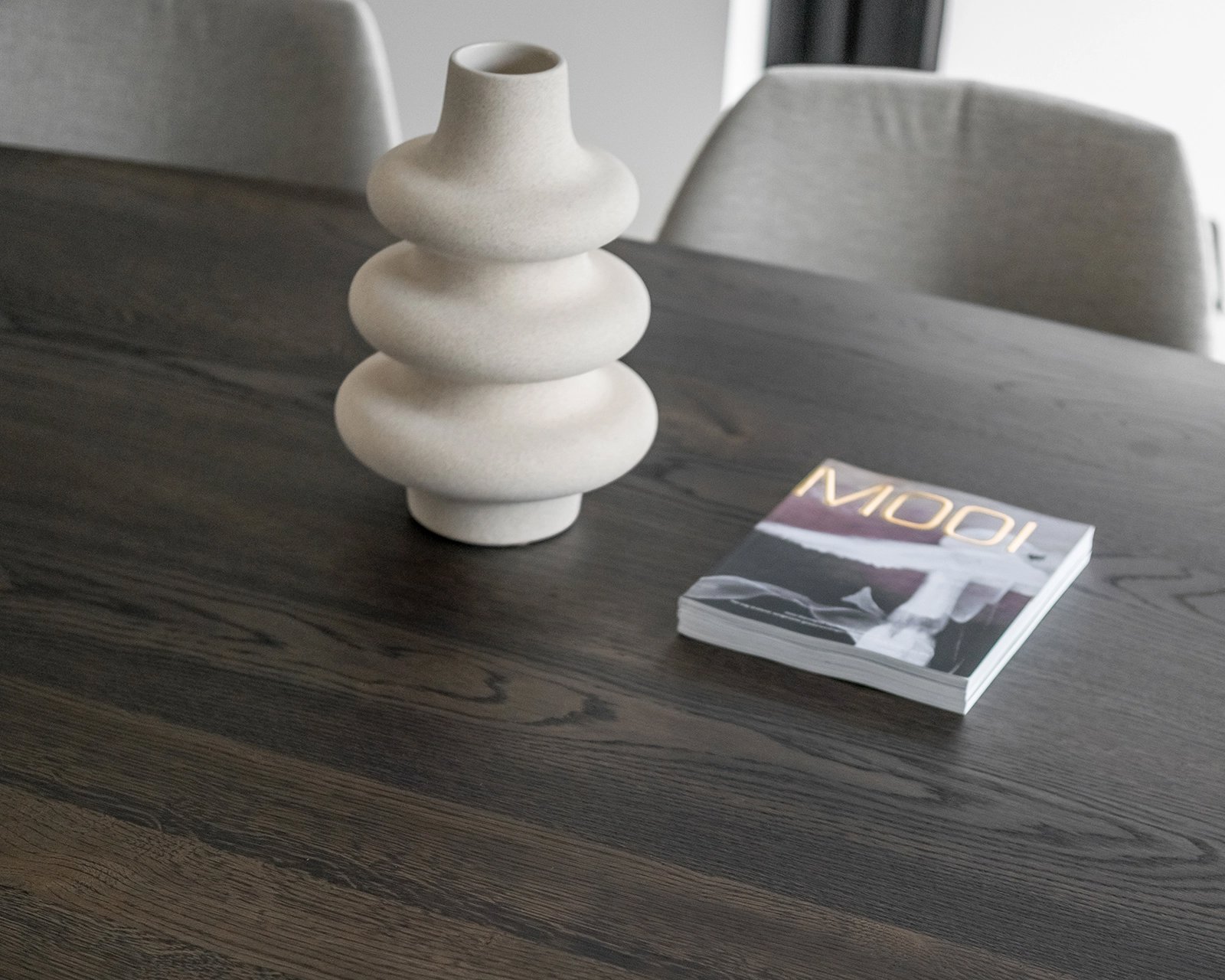 Deens ovale eikenhouten eettafel Lachaud in black smoke intense met de Mood #95 eetkamerstoelen in mango - beige.