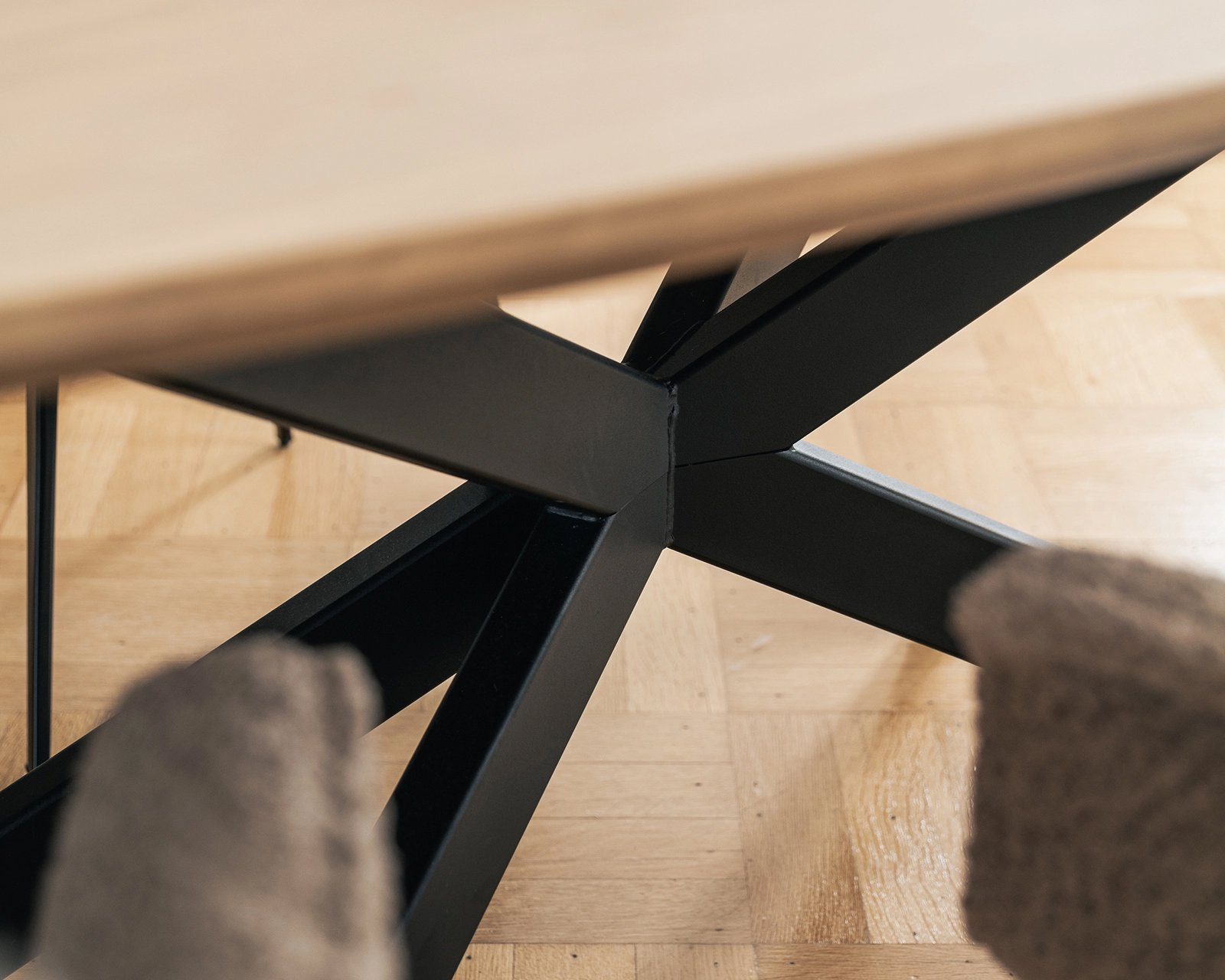 Ovale eikenhouten eettafel Gap in ultra matte lak met de Billy stoelen in Adam stof - papyrus 07.