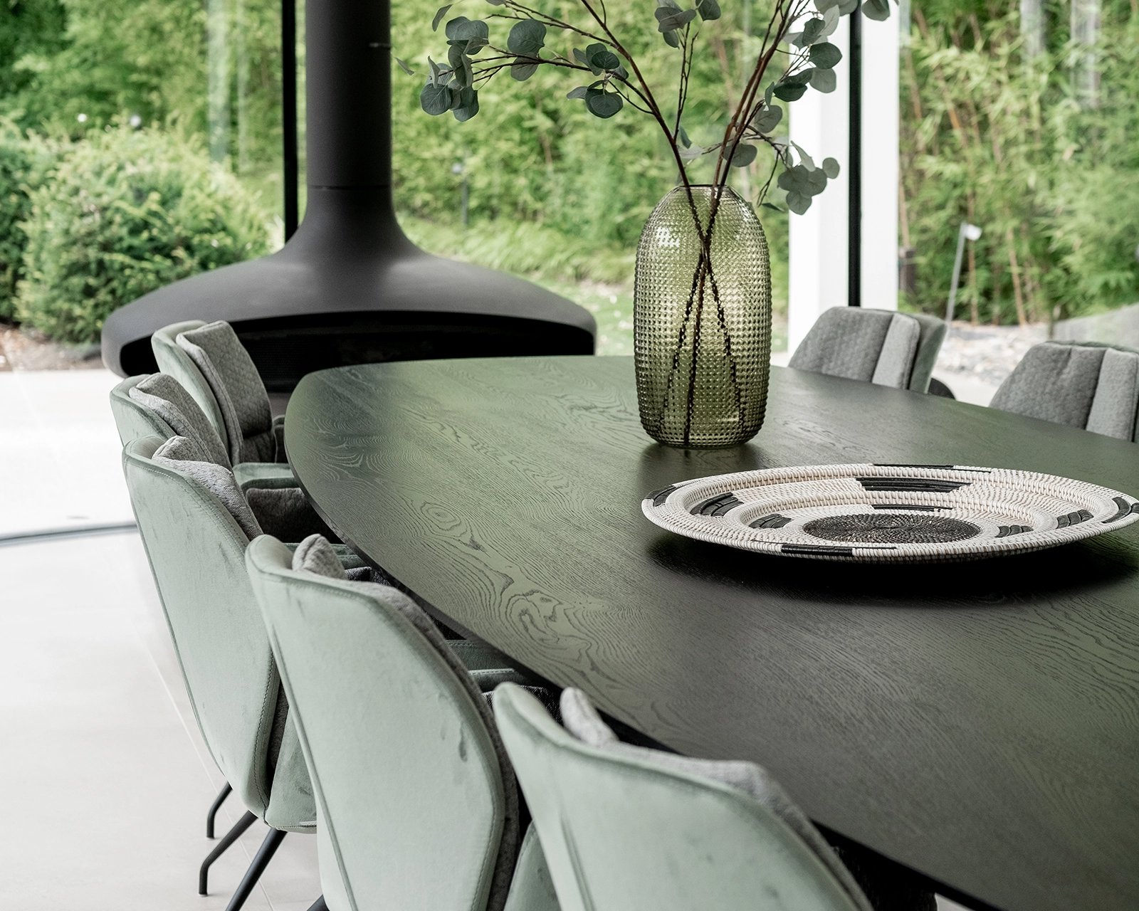 Deens ovale eikenhouten eettafel Eminent in deep black (9005) met de Mood #96 eetkamerstoelen.
