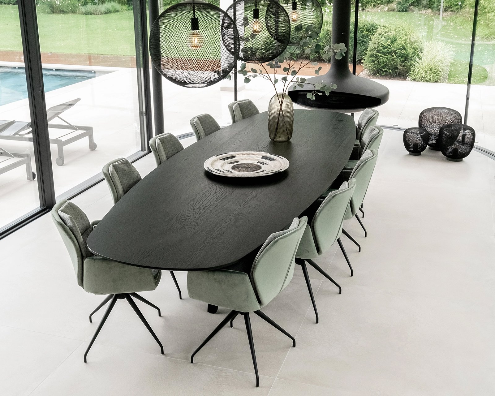 Deens ovale eikenhouten eettafel Eminent in deep black (9005) met de Mood #96 eetkamerstoelen.