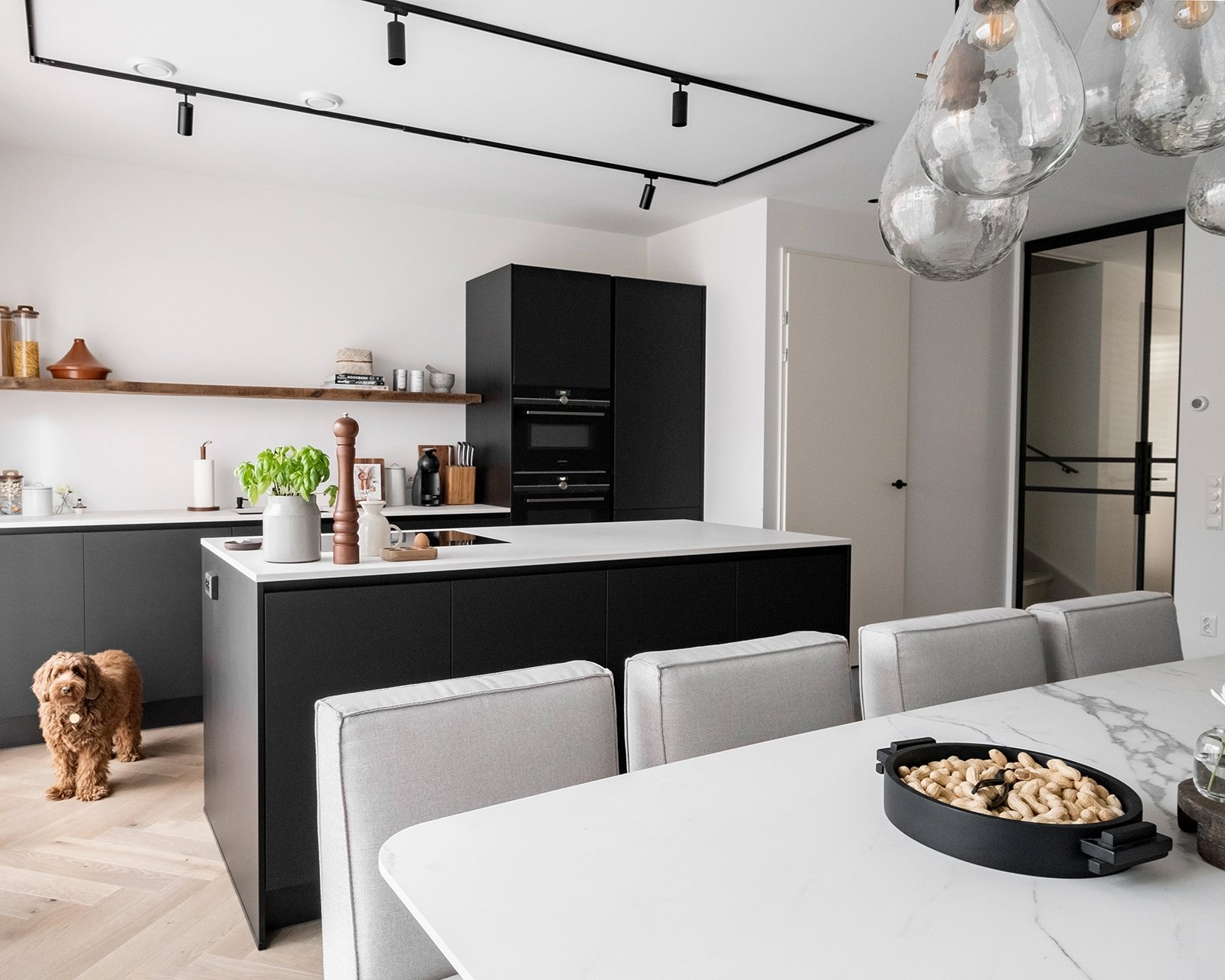 Keramische eettafel 240x100 cm in Statuario Satin met eetkamerbank Le Mans in Adore - Ecru 102 en Le Mans eetkamerstoelen in Board - Natural 01. 