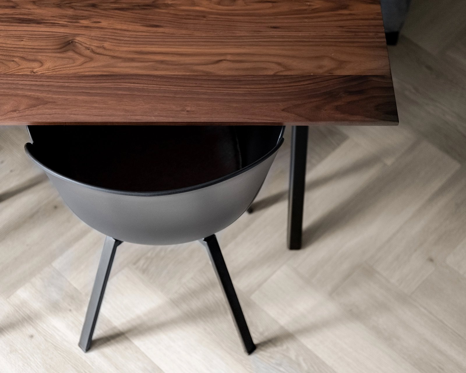 Rechthoekige_notenhouten_eettafel_lachaud9