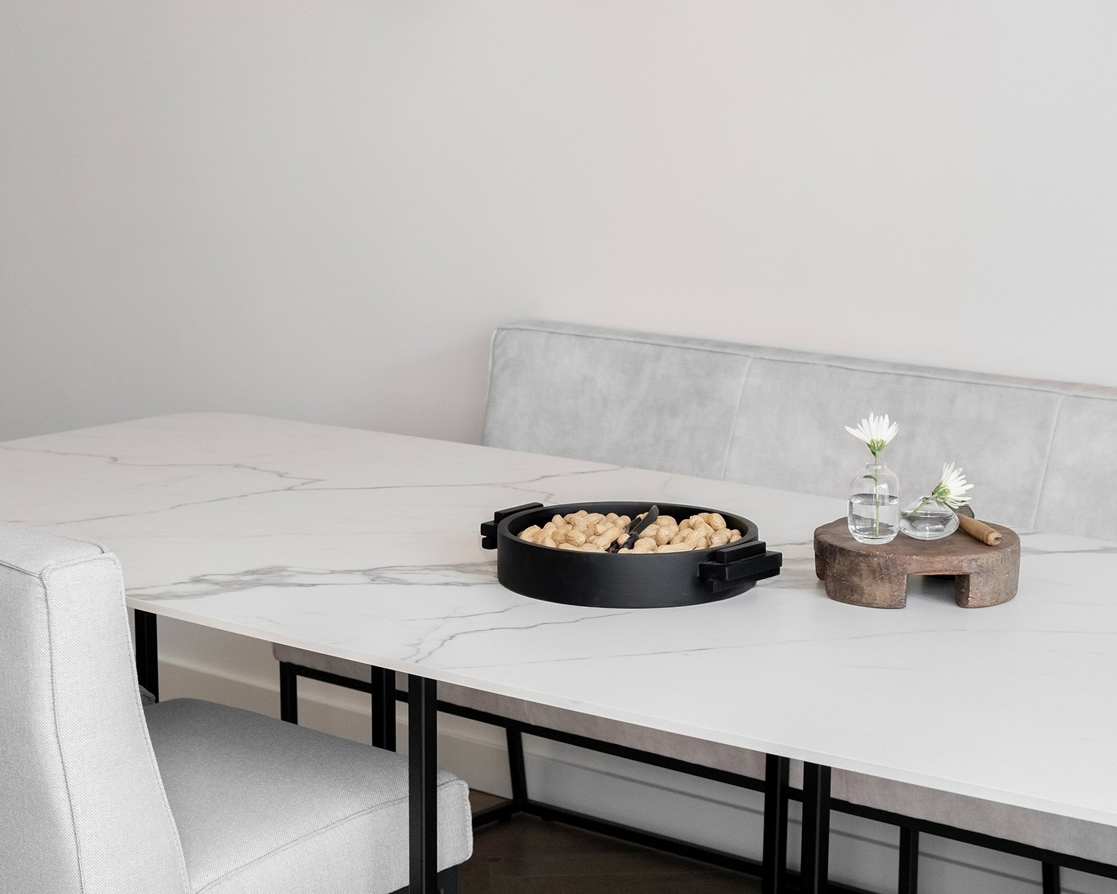 Keramische eettafel 240x100 cm in Statuario Satin met eetkamerbank Le Mans in Adore - Ecru 102 en Le Mans eetkamerstoelen in Board - Natural 01. 