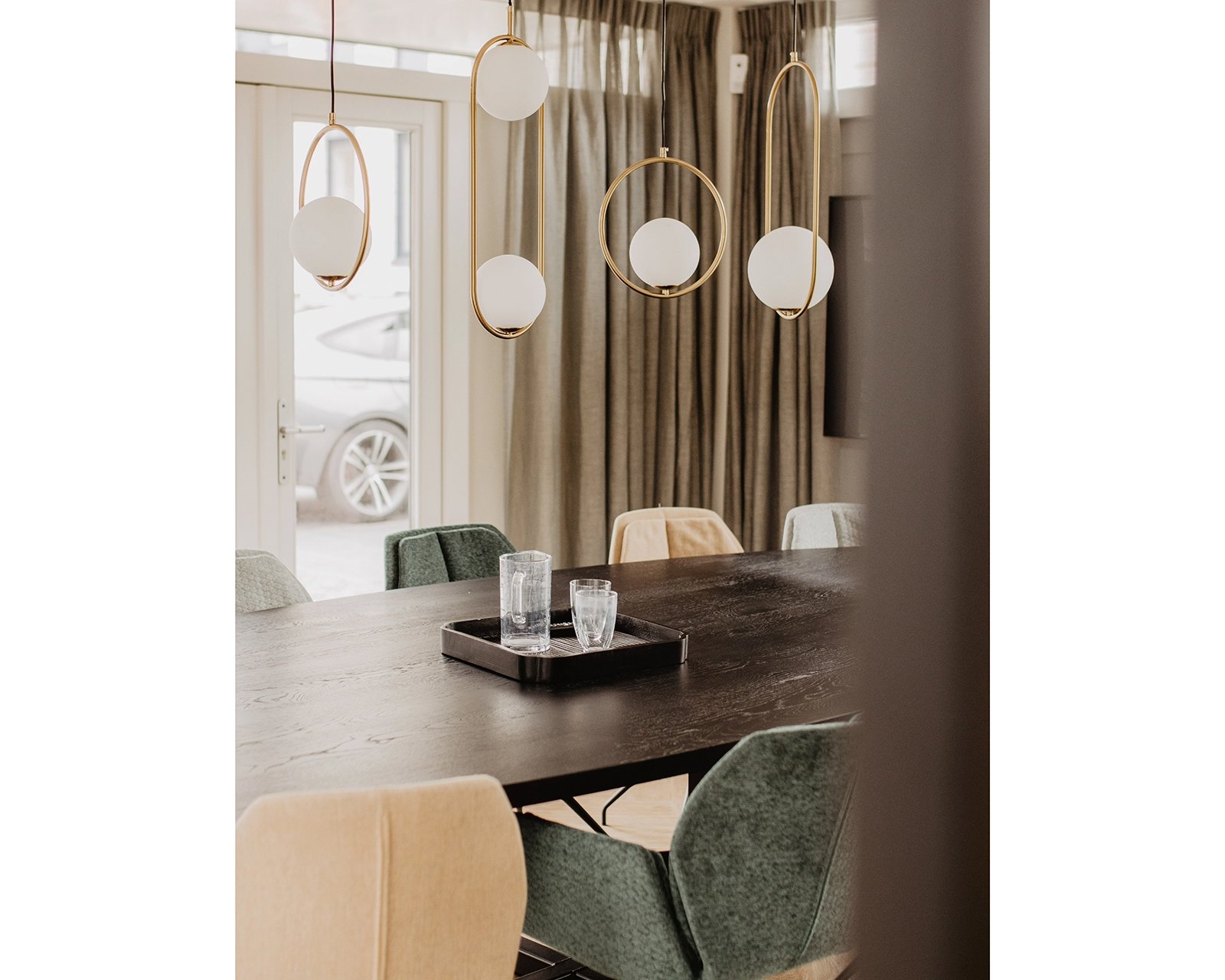 Ovale eikenhouten eettafel Louise, deep black (9005) met Mood #96 eetkamerstoelen in diverse materialen en kleuren.