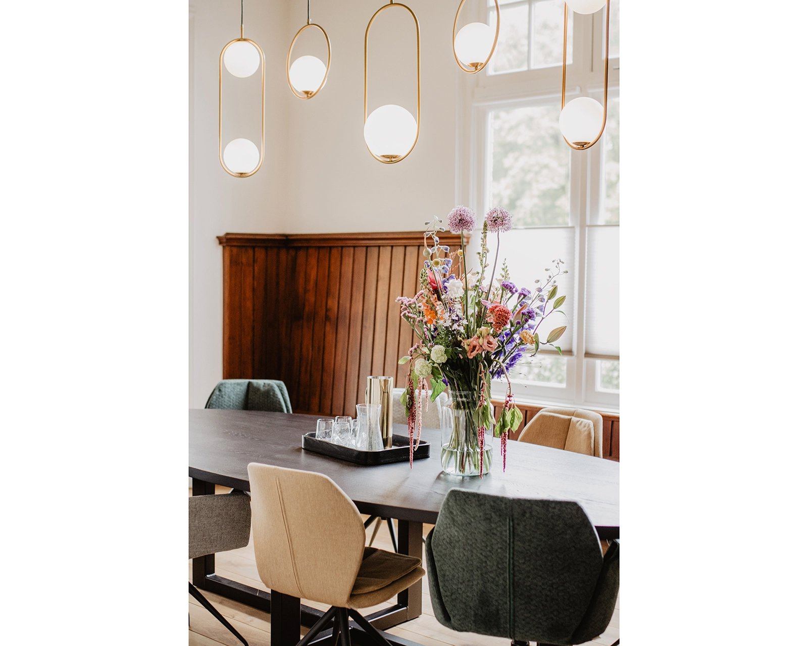 Ovale eikenhouten eettafel Louise, deep black (9005) met Mood #96 eetkamerstoelen in diverse materialen en kleuren.