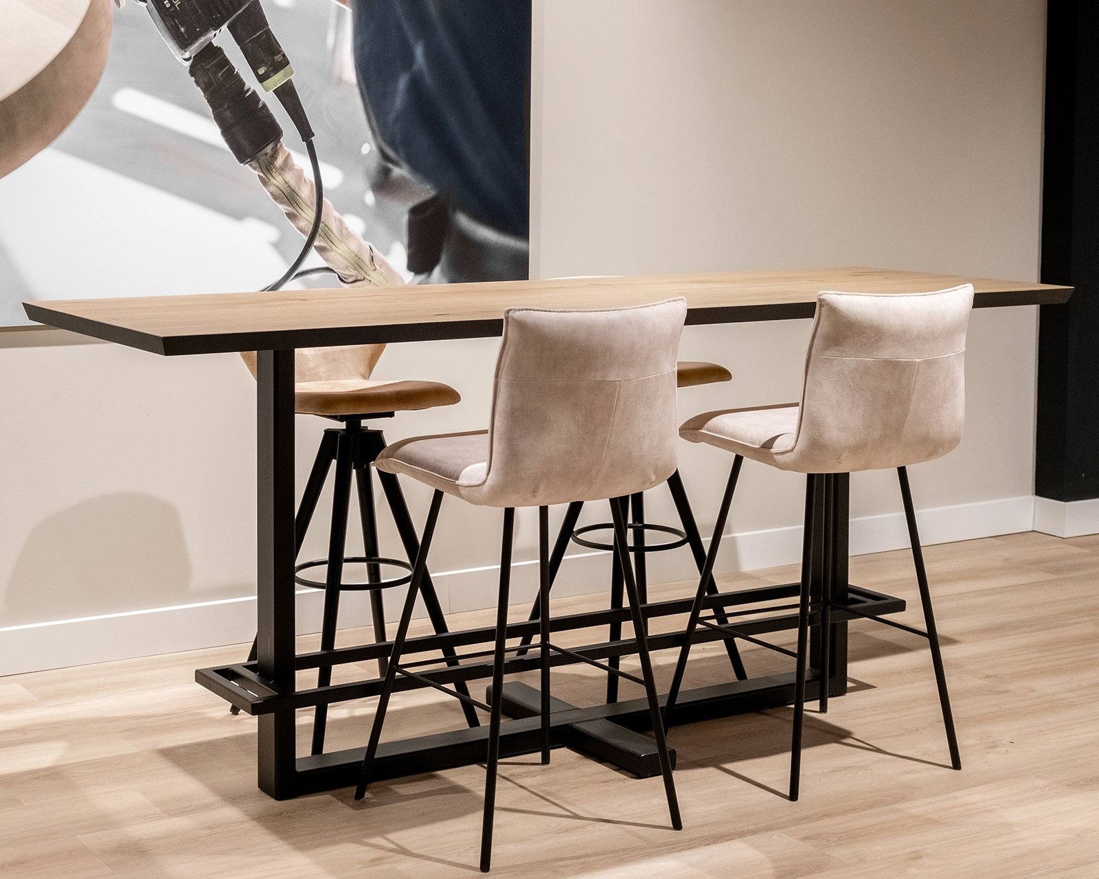 Bartafel Felix met Papi barstoelen.