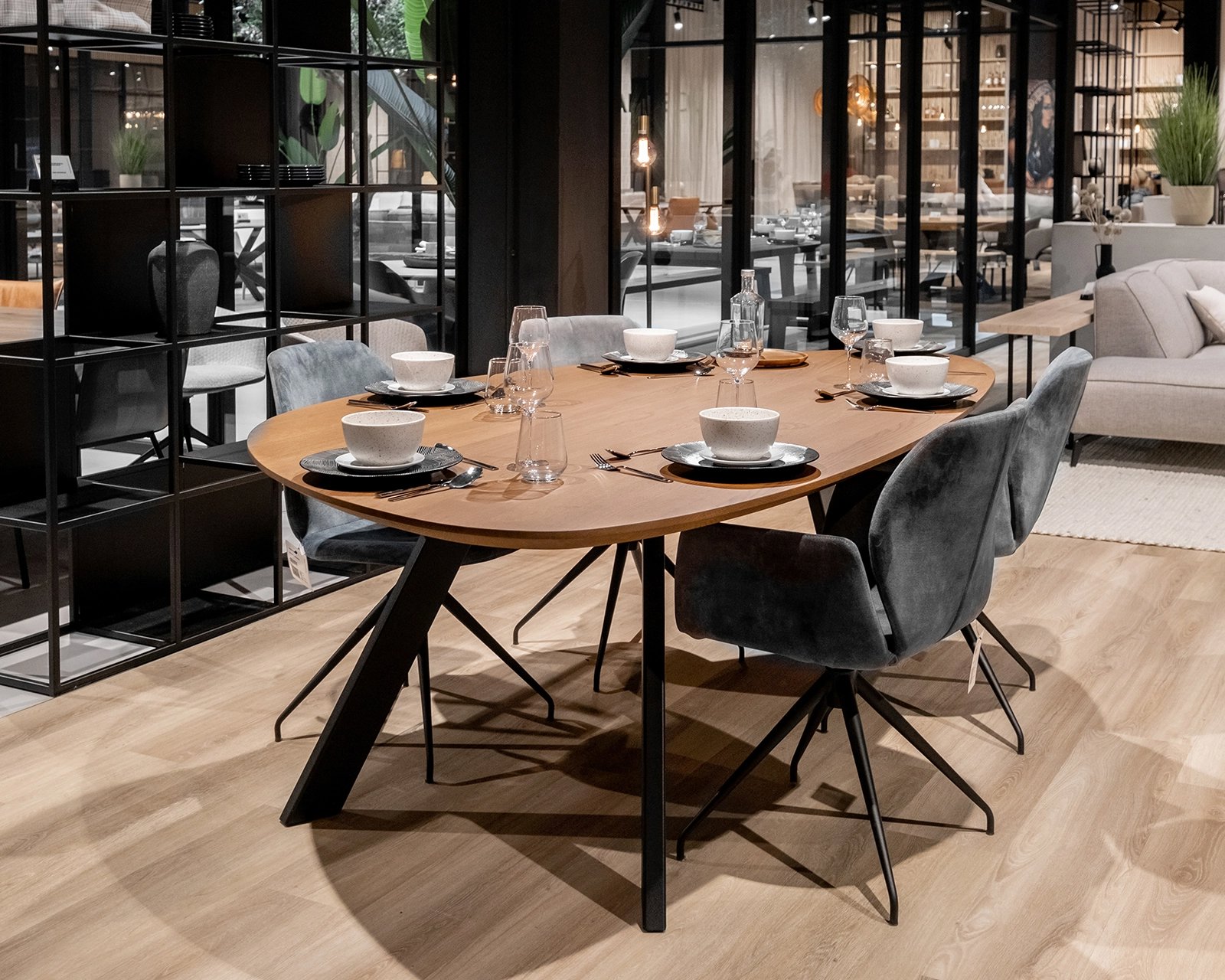 Kiezelvormige_eiken_eettafel_met_mood_stoelen2