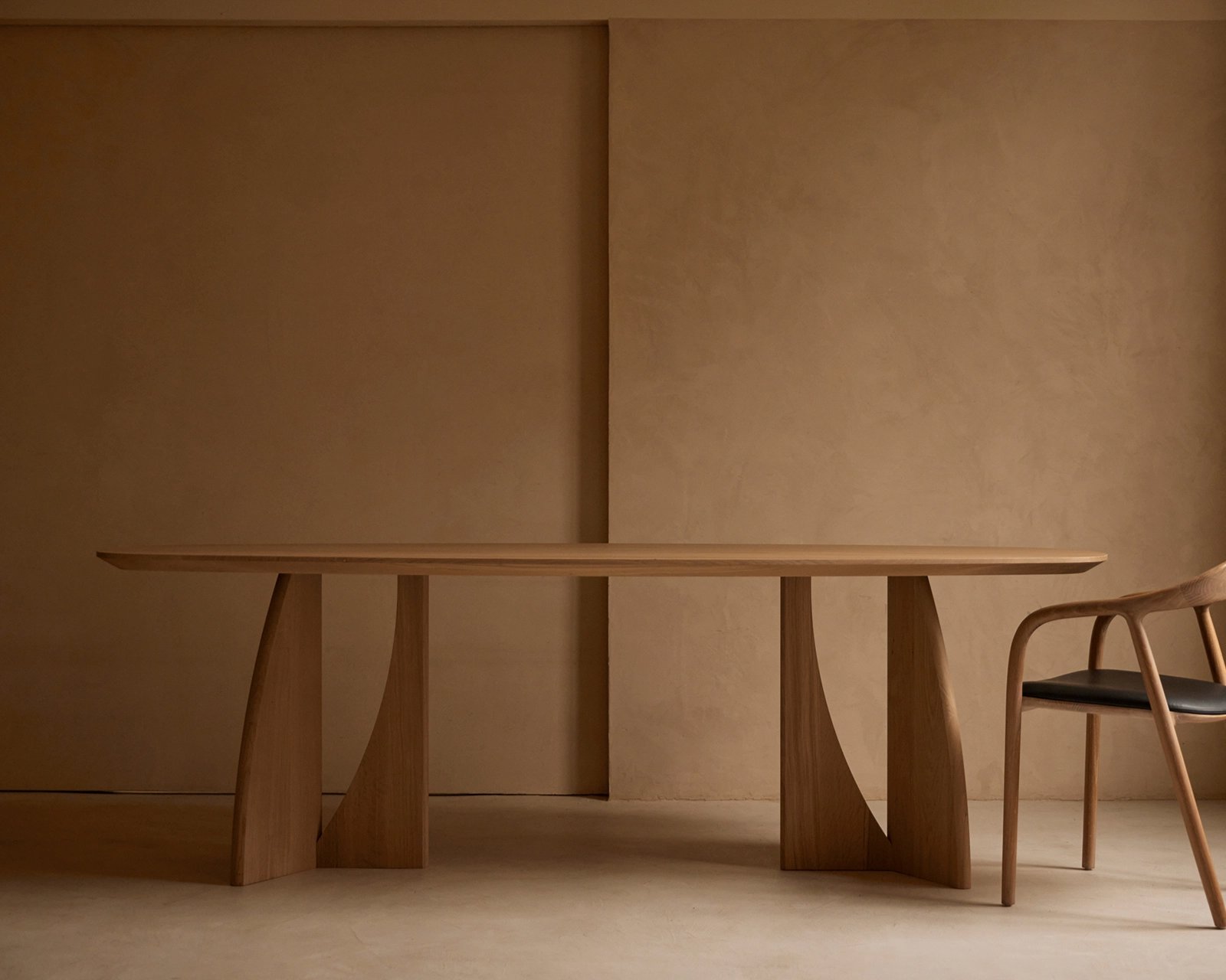 Table du Sud X Art in Return eettafel in ultra matte lak en de Neva eetkamerstoel in eiken met zenith leder.