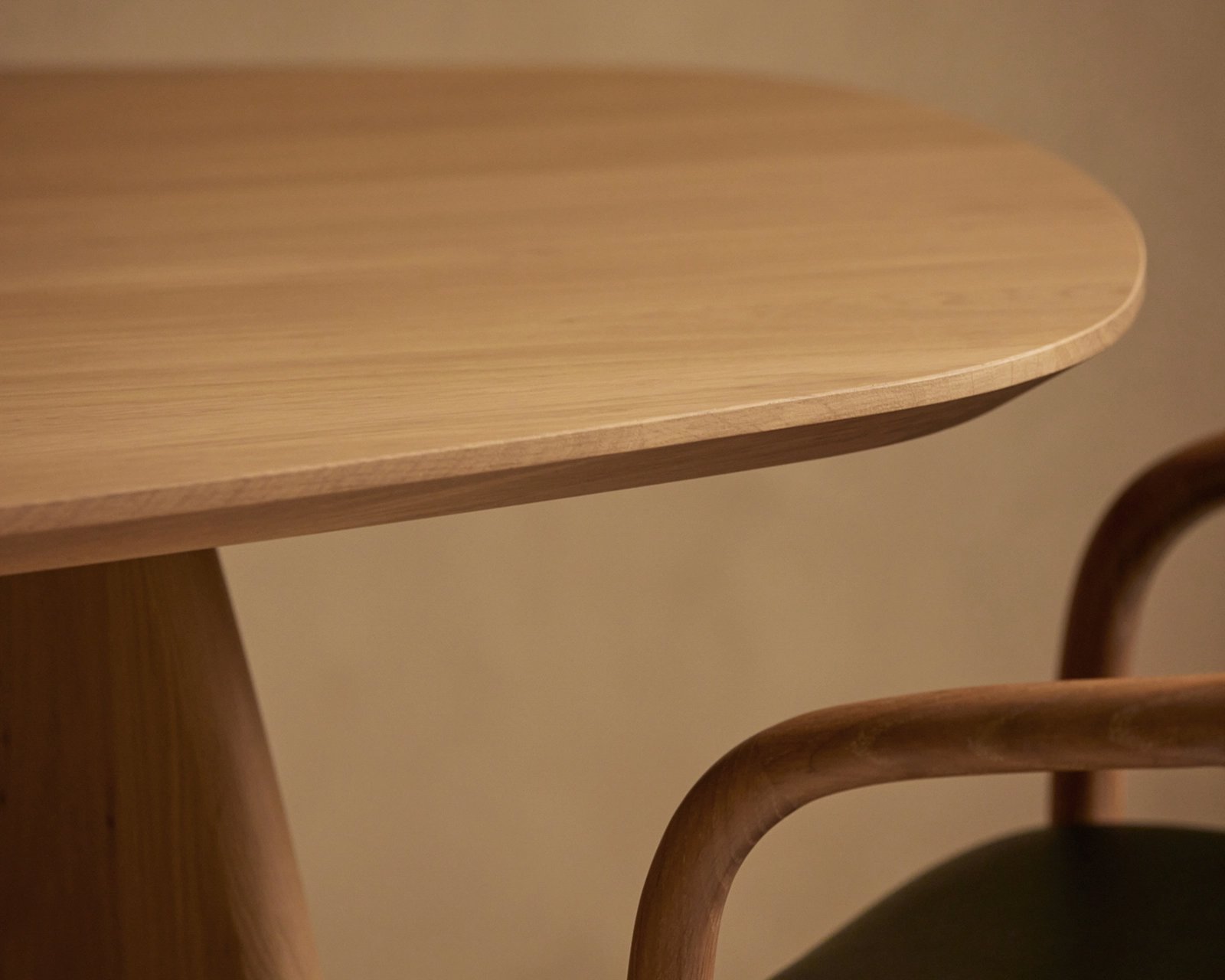 Table du Sud X Art in Return eettafel in ultra matte lak en de Neva eetkamerstoel in eiken met zenith leder.