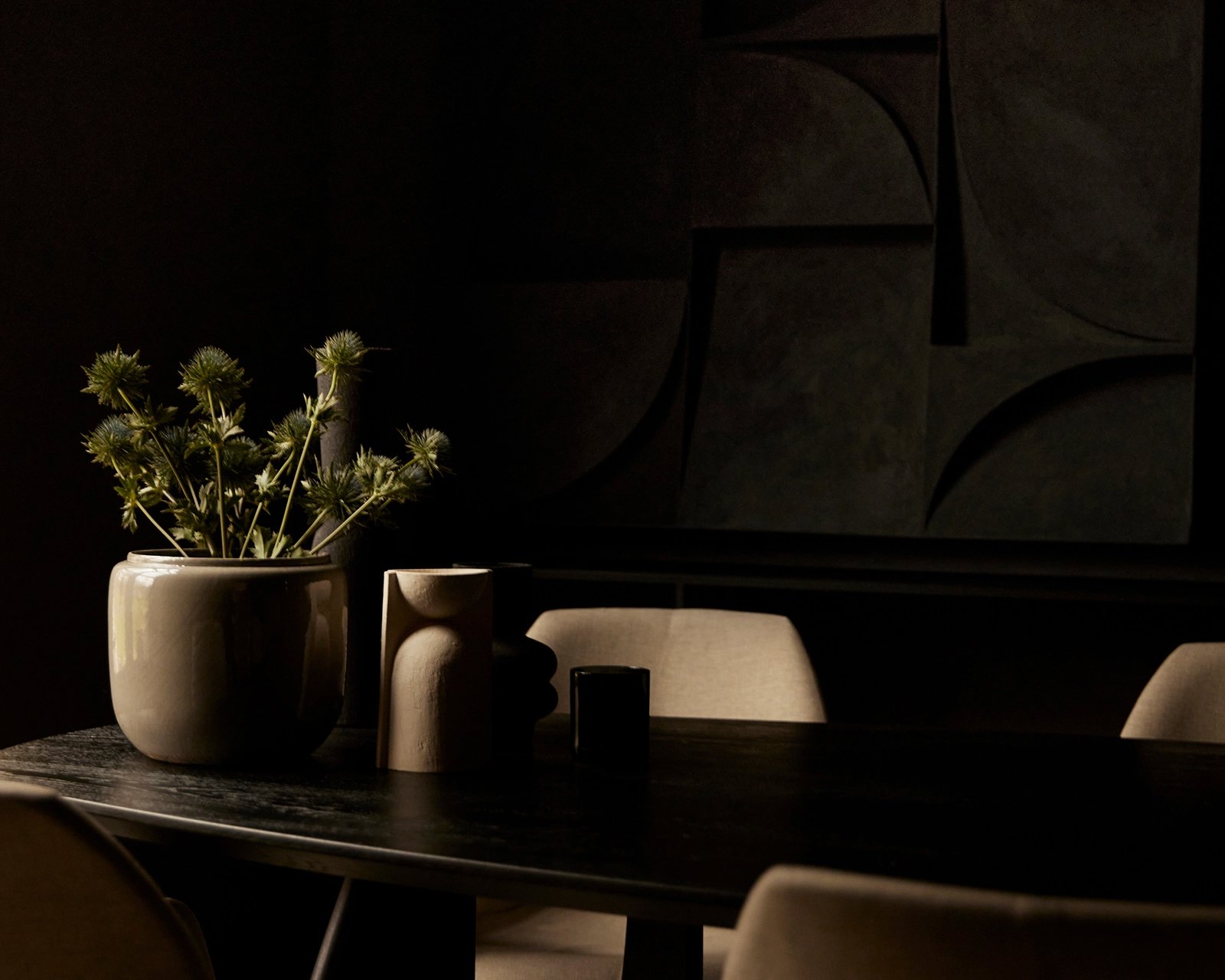 Table du Sud X Art in Return eettafel in deep black (9005) en de Mood #95 eetkamerstoel in mango - sand.