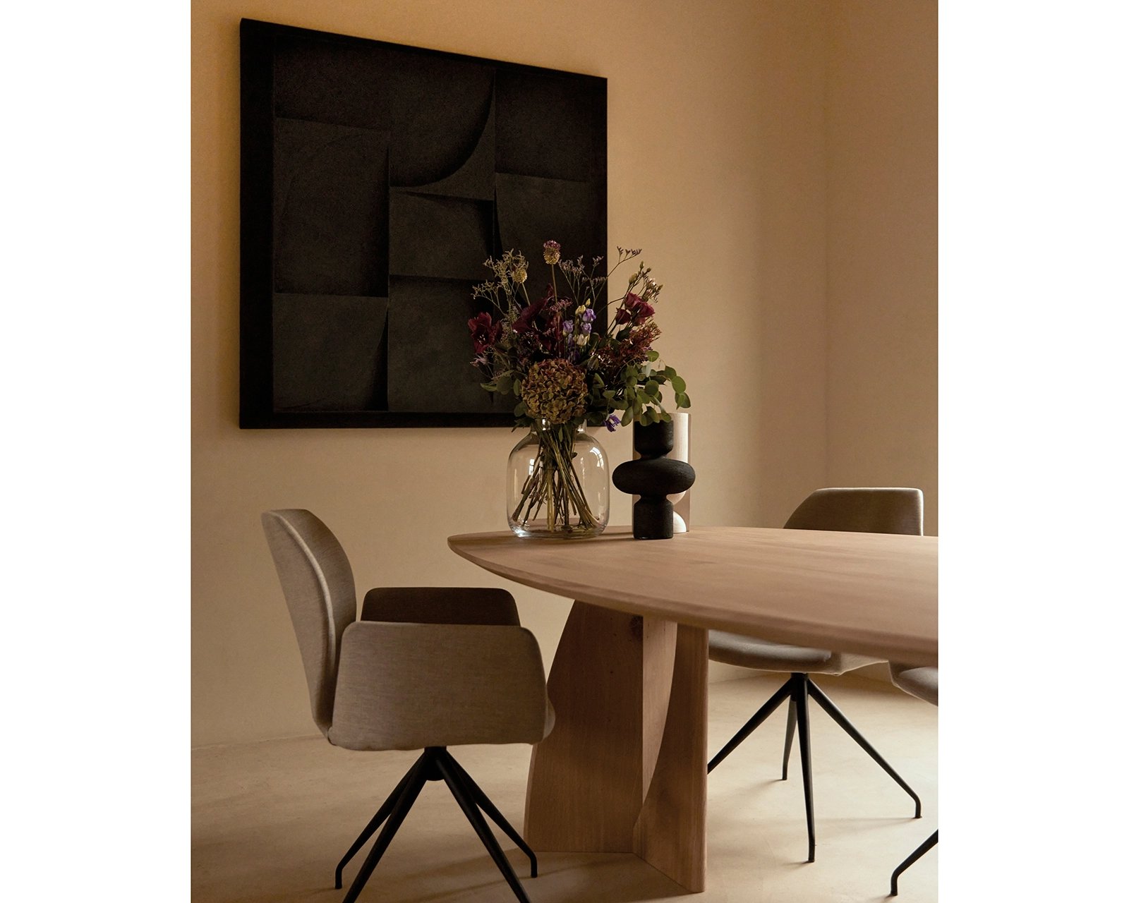 Table du Sud X Art in Return eettafel in ultra matte lak en de Mood #95 eetkamerstoel in mango - sand.