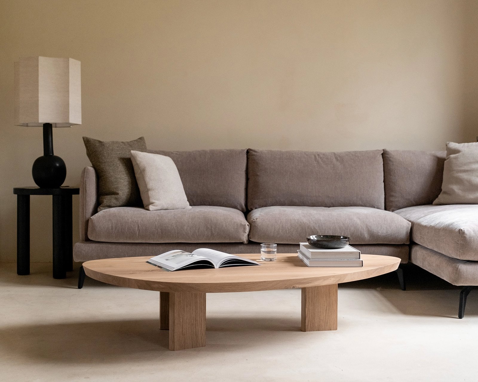 Kiezelvormige eikenhouten salontafel Liv met hoekbank Jacky in You - 07.