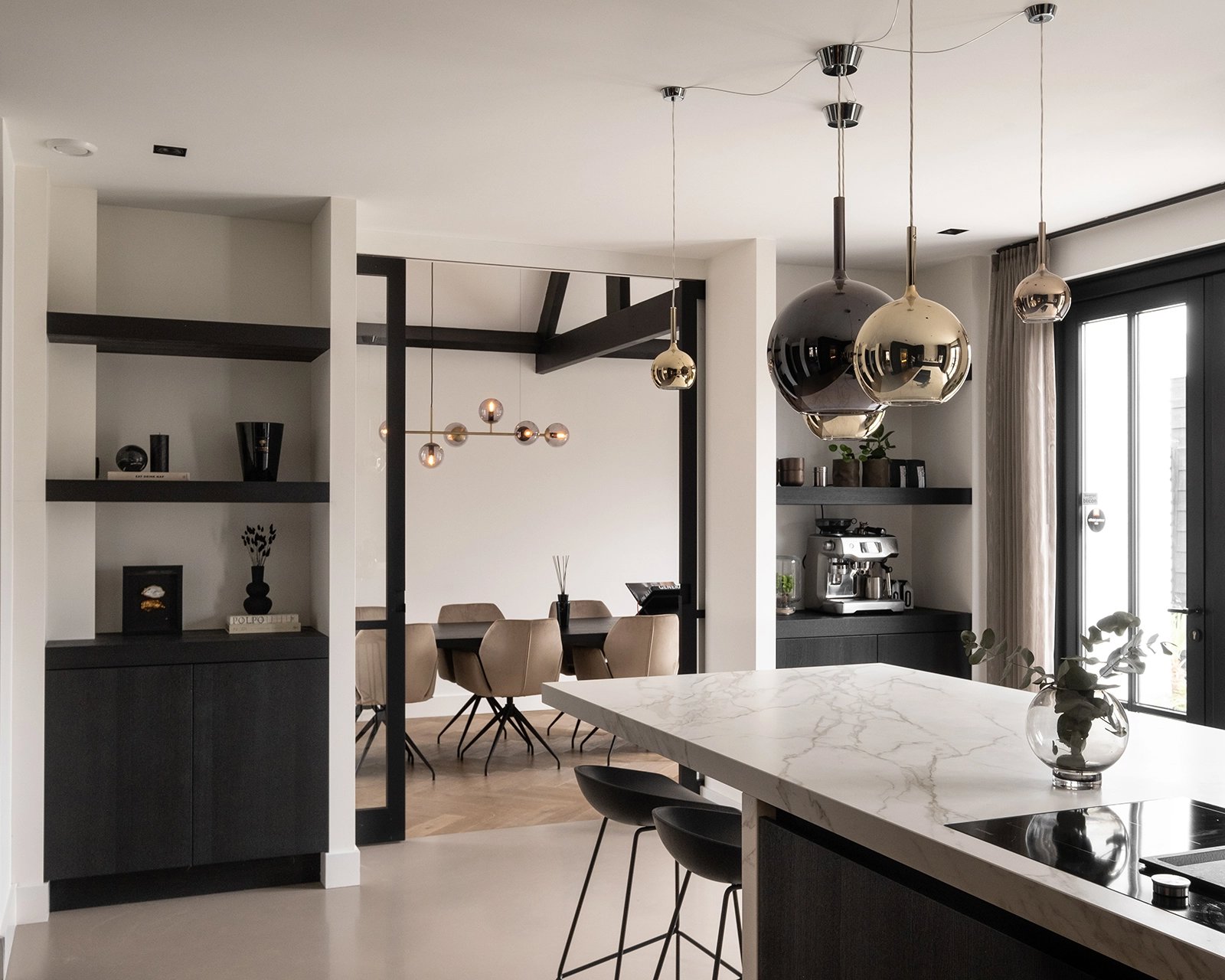 Bonqui eettafel met de Mood #95 eetkamerstoelen in Juke - khaki.