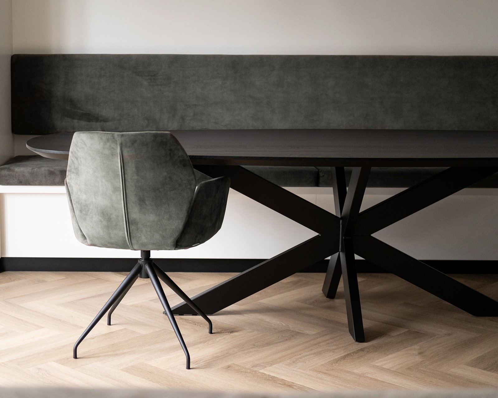 Ovale eettafel eikenhout black smoke intense met onderstel XX-poot 10x4 | Table du Sud