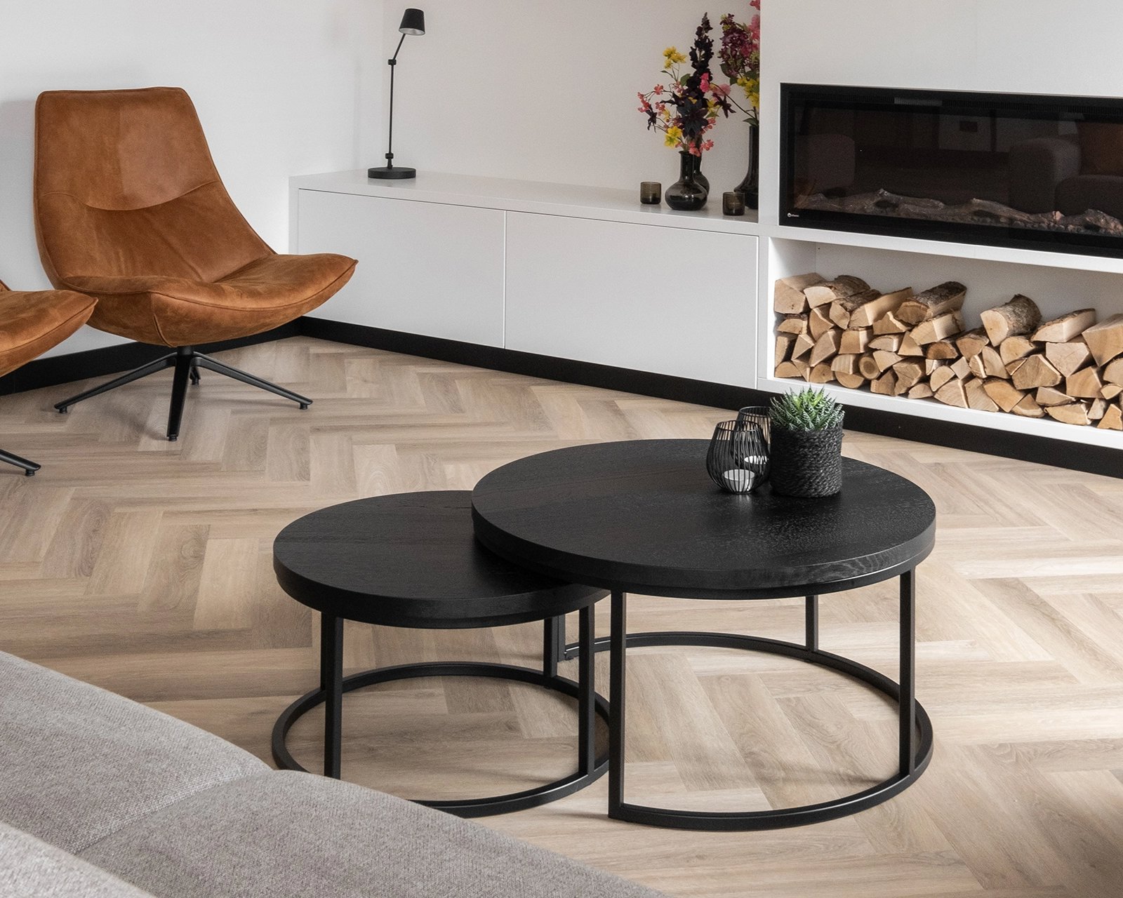 Ronde salontafel set Rondeaux. Afmeting: 80 en 60 cm in nieuw eiken, kleur deep black (9005).