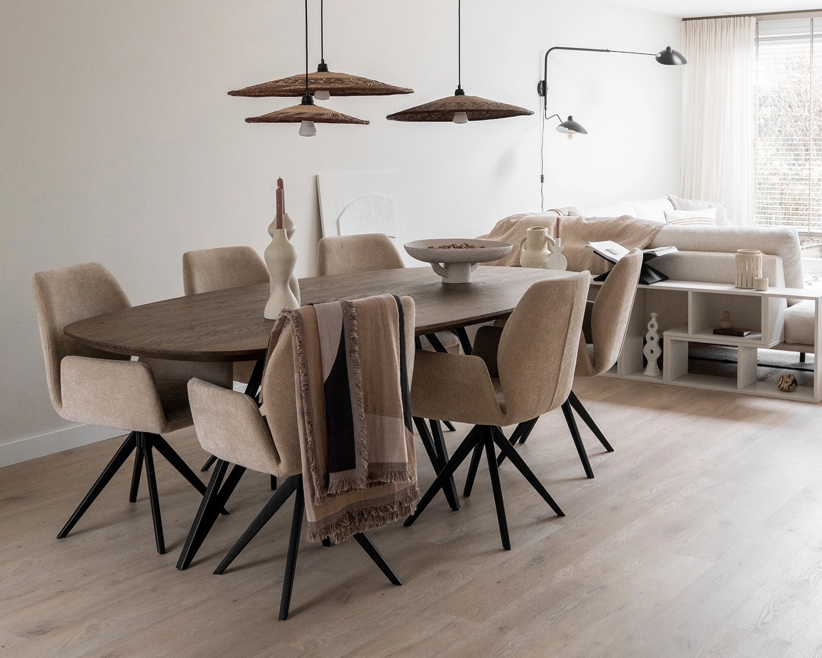 Deens ovale eikenhouten eettafel Pomm. Afmeting 240x120x4 cm in nieuw eiken, black smoke light. Misaki - Jesper Home eetkamerstoelen in funky fudge.