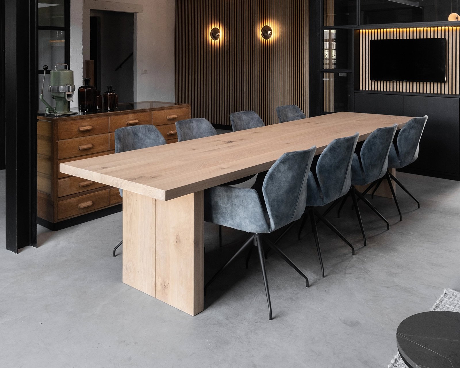 Bonqui eettafel, afmeting 350x90x5 cm in nieuw eiken - ultra matte lak met de Mood #95 eetkamerstoelen in genova - turqouise.