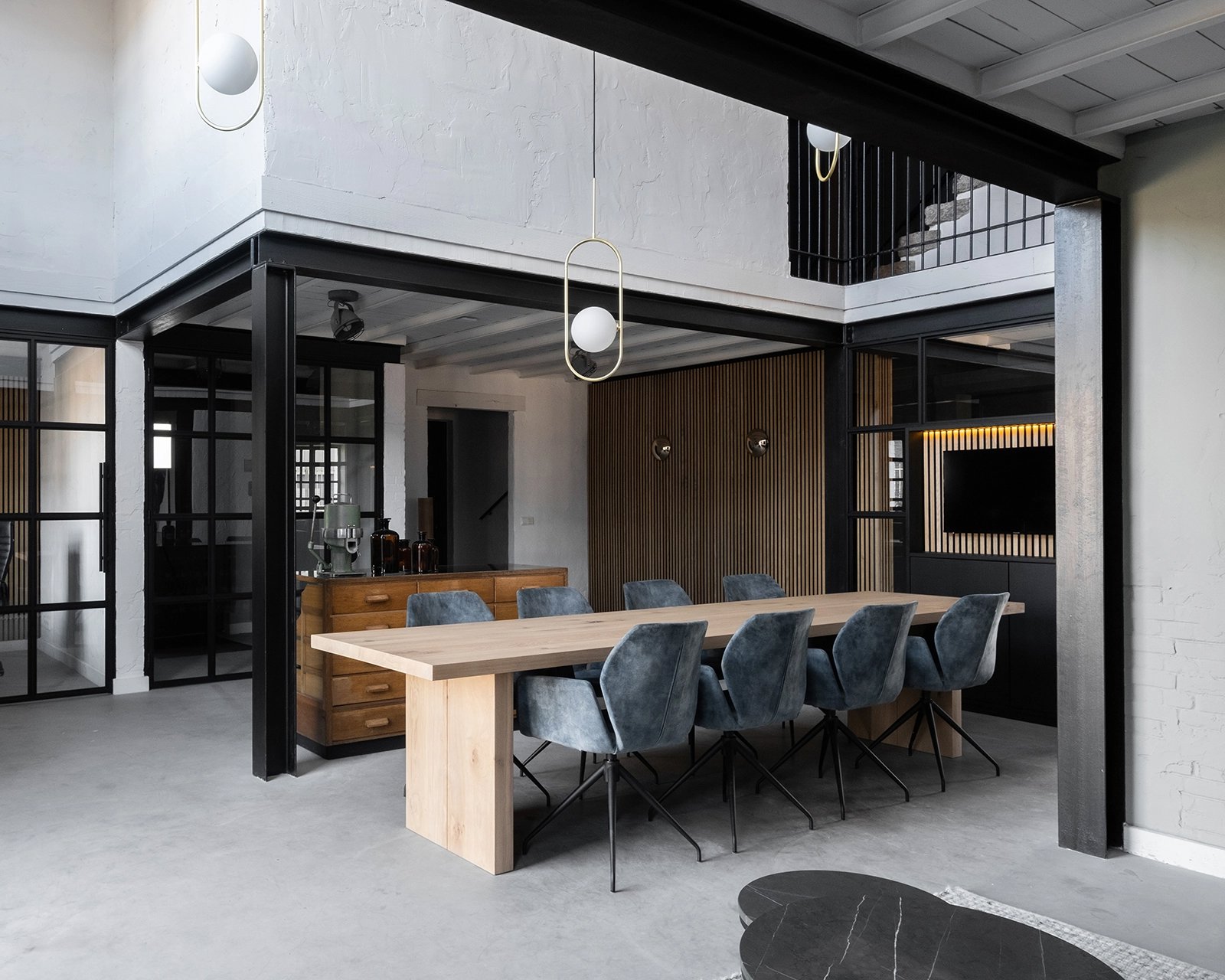 Bonqui eettafel, afmeting 350x90x5 cm in nieuw eiken - ultra matte lak met de Mood #95 eetkamerstoelen in genova - turqouise.