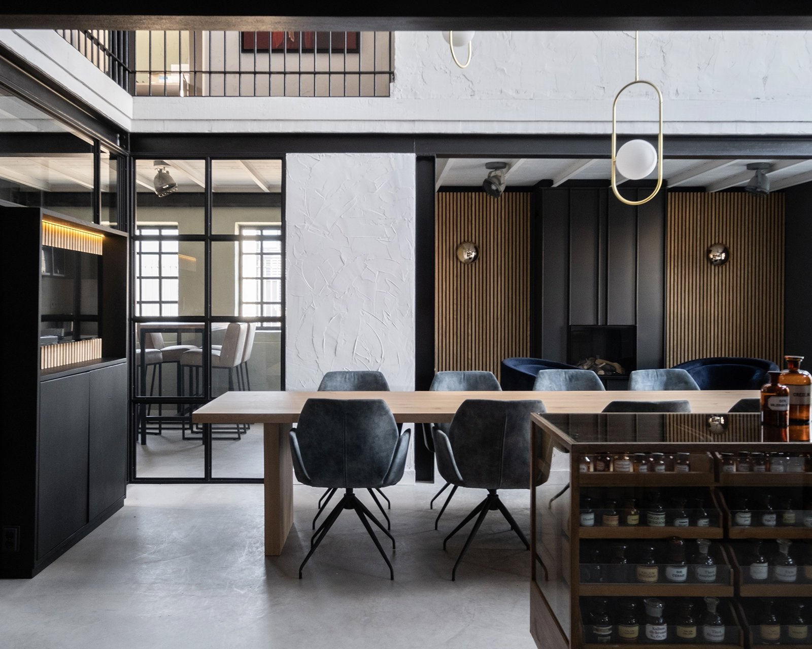 Bonqui eettafel, afmeting 350x90x5 cm in nieuw eiken - ultra matte lak met de Mood #95 eetkamerstoelen in genova - turqouise.