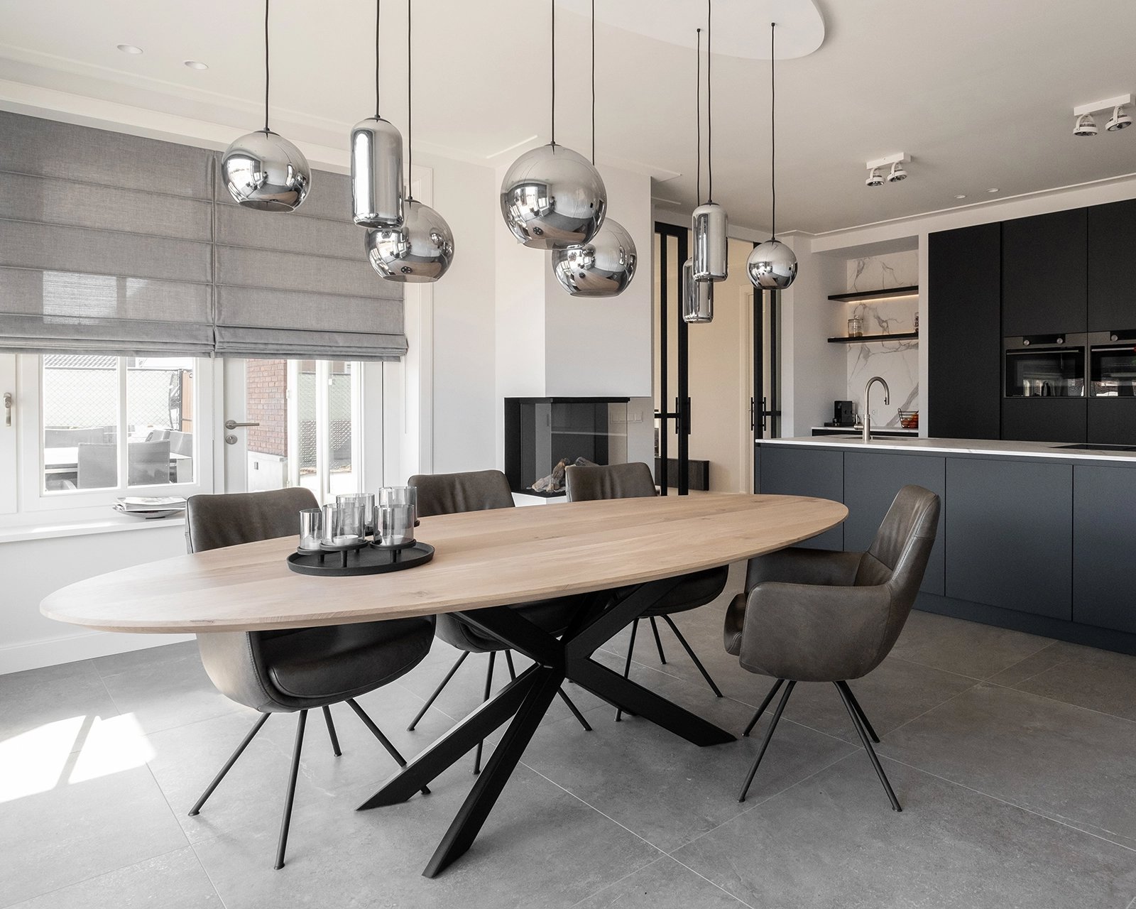 ovale-gap-met-seattle-stoelen3