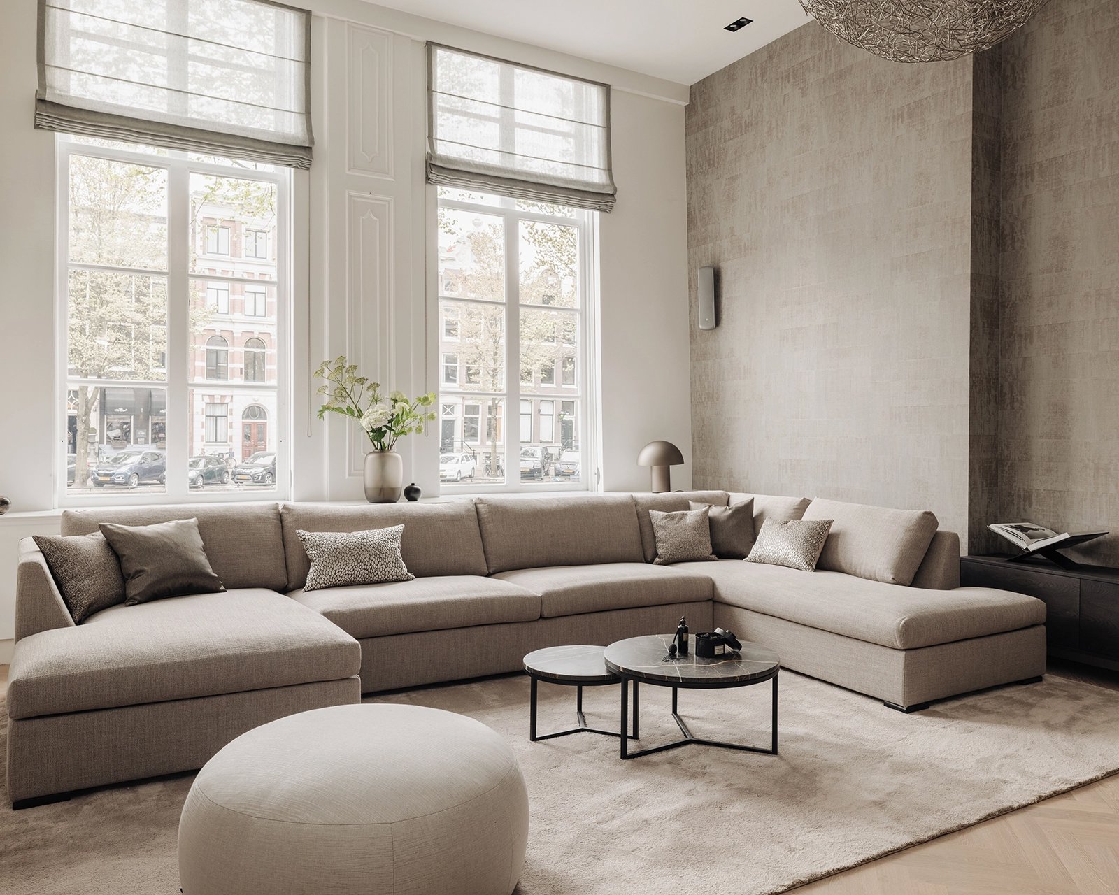 Donna hoekbank met vloerkleed Rubis, 300x470 cm in kleur 34. Marmeren salontafel set Veva. Pastille pouf.