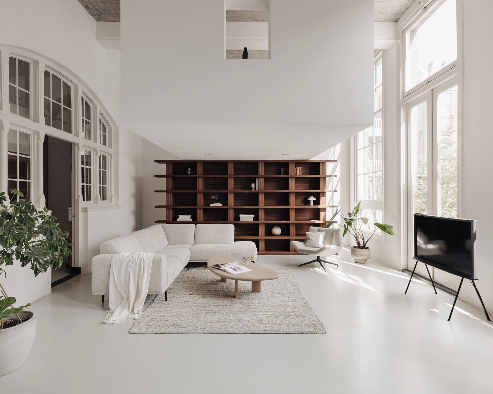 Storm hoekbank in Renegade - natural 01 met fauteuil Amy. Kiezelvormige eiken salontafel Liv Jr. 