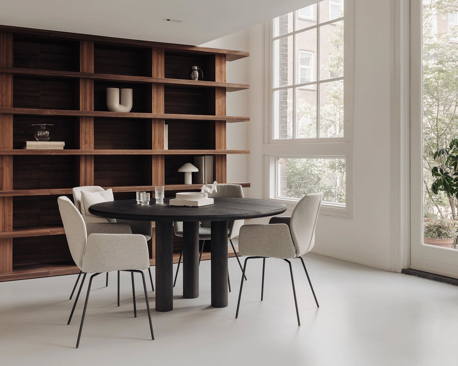 Ronde eettafel eikenhout met onderstel Pippa in black smoke intense met de Mood #95 PM17 eetkamerstoelen | Table du Sud 