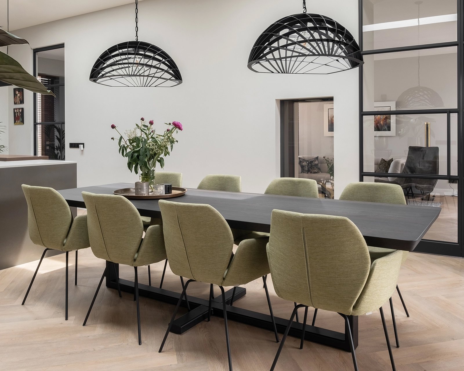 Rechthoekige-eiken-eettafel-felix-met-mood-stoelen