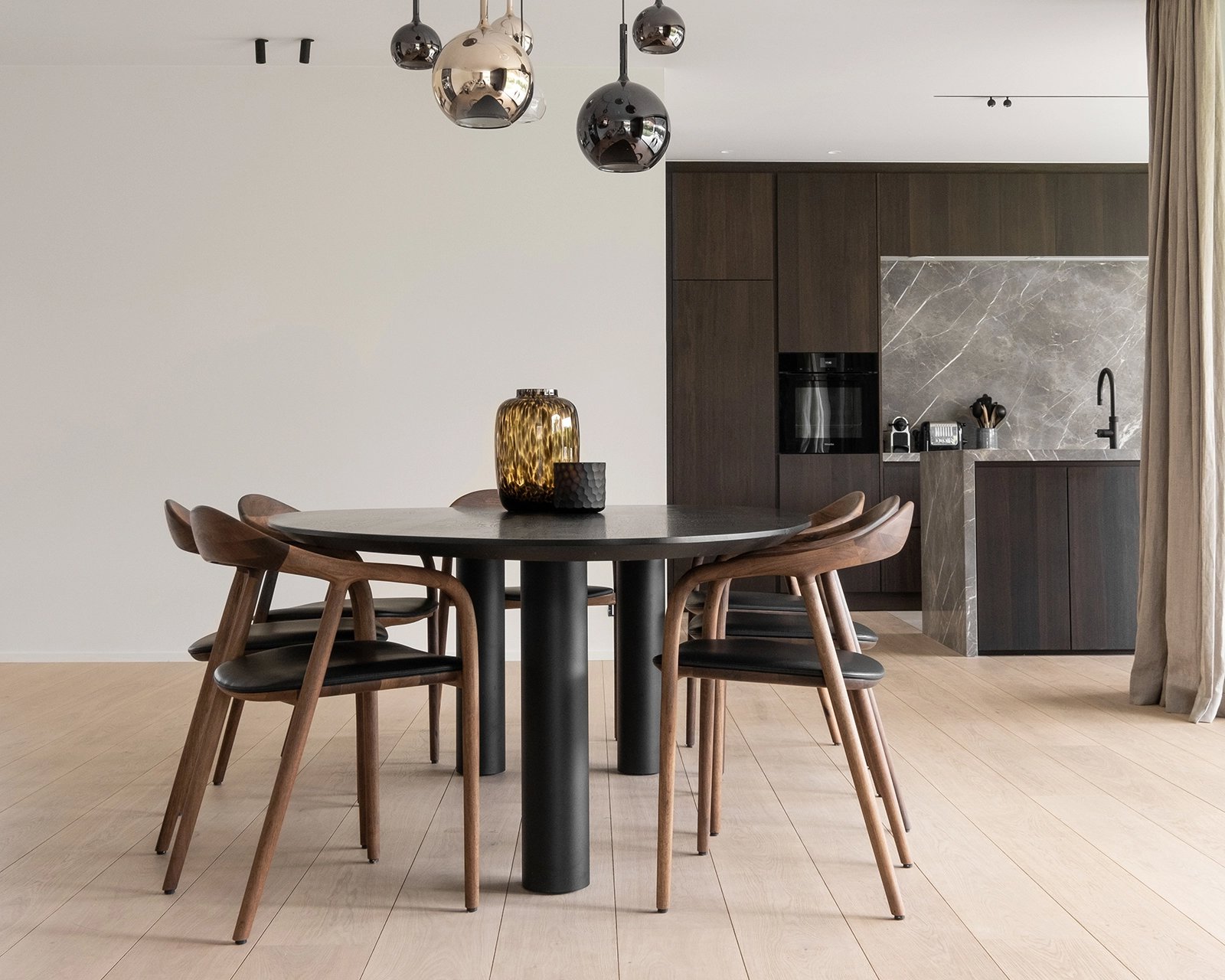 Kiezelvormige-eiken-tafel-pippa-met-neva-stoelen3