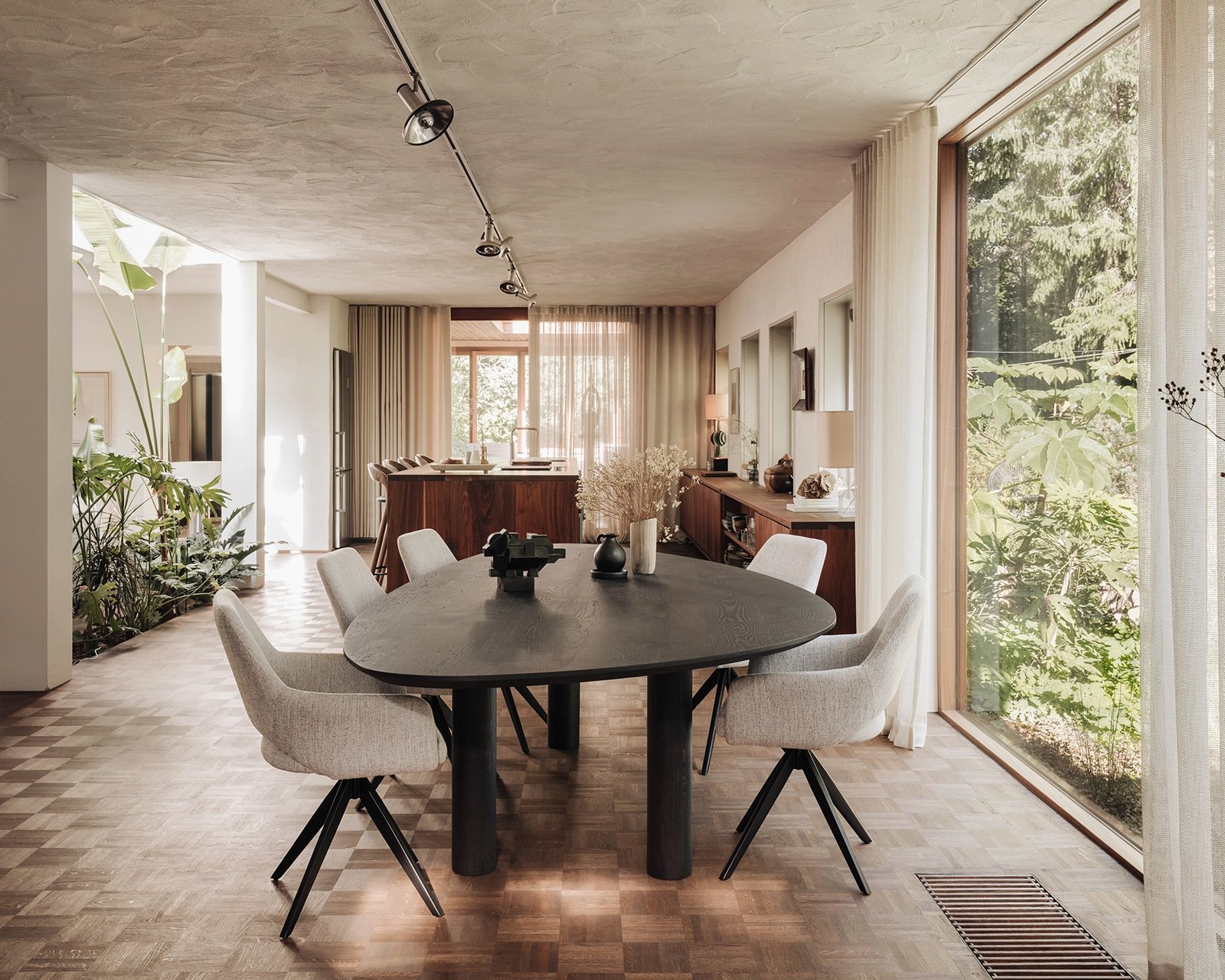 Kiezelvormige-eiken-tafel-pippa-Yanai4