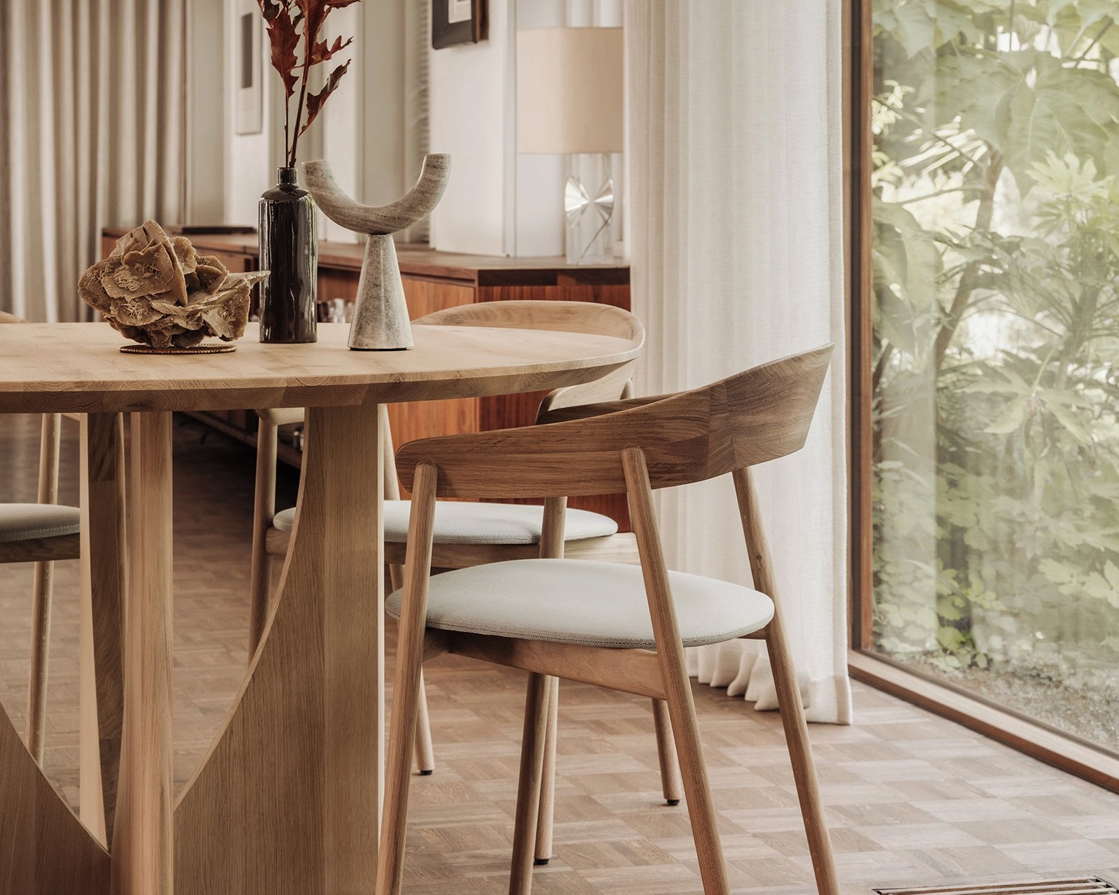 Ronde eettafel eikenhout met onderstel Celso met Janu stoelen | Table du Sud