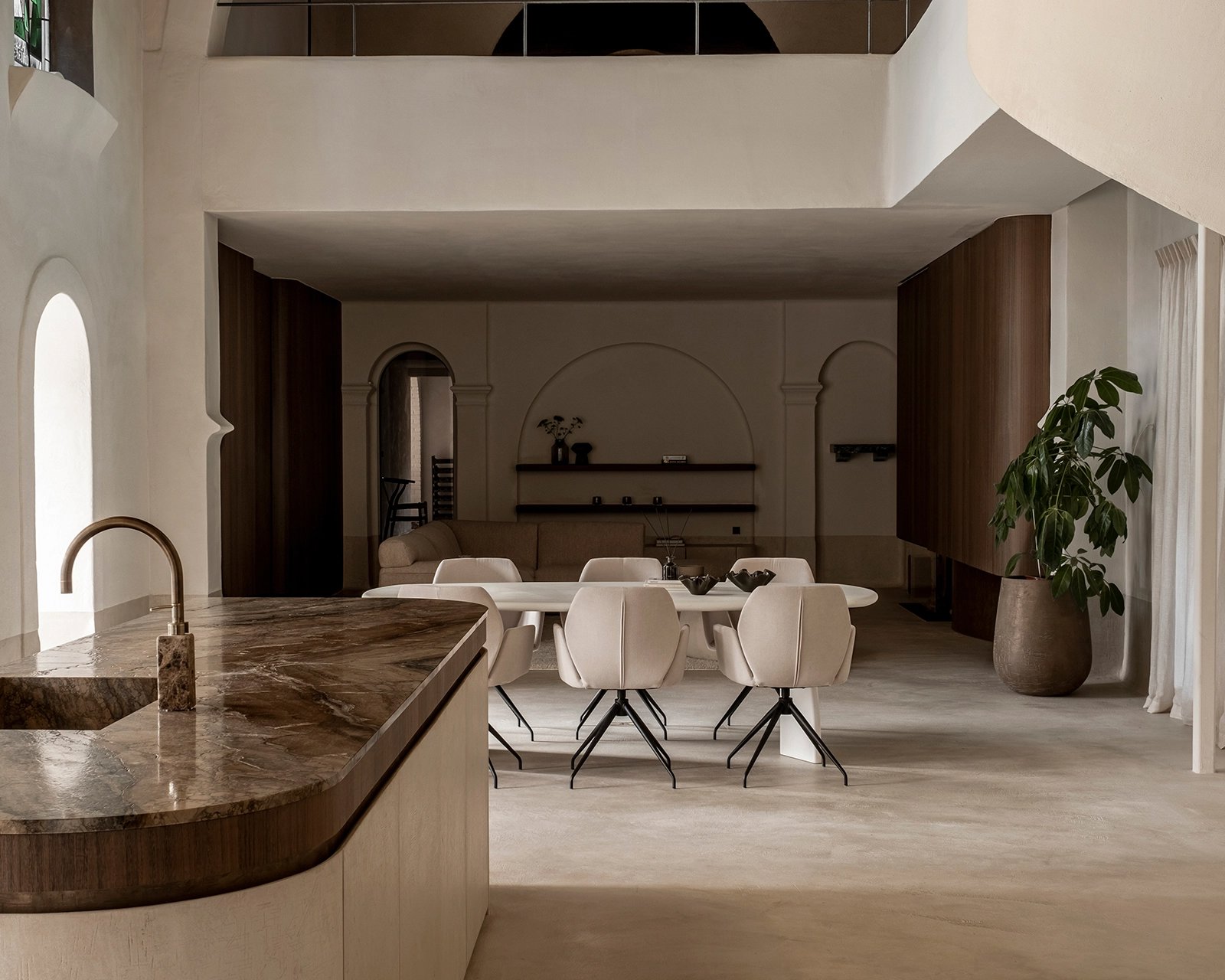 Deens-ovale-betonnen-tafel-conair-mood-stoelen