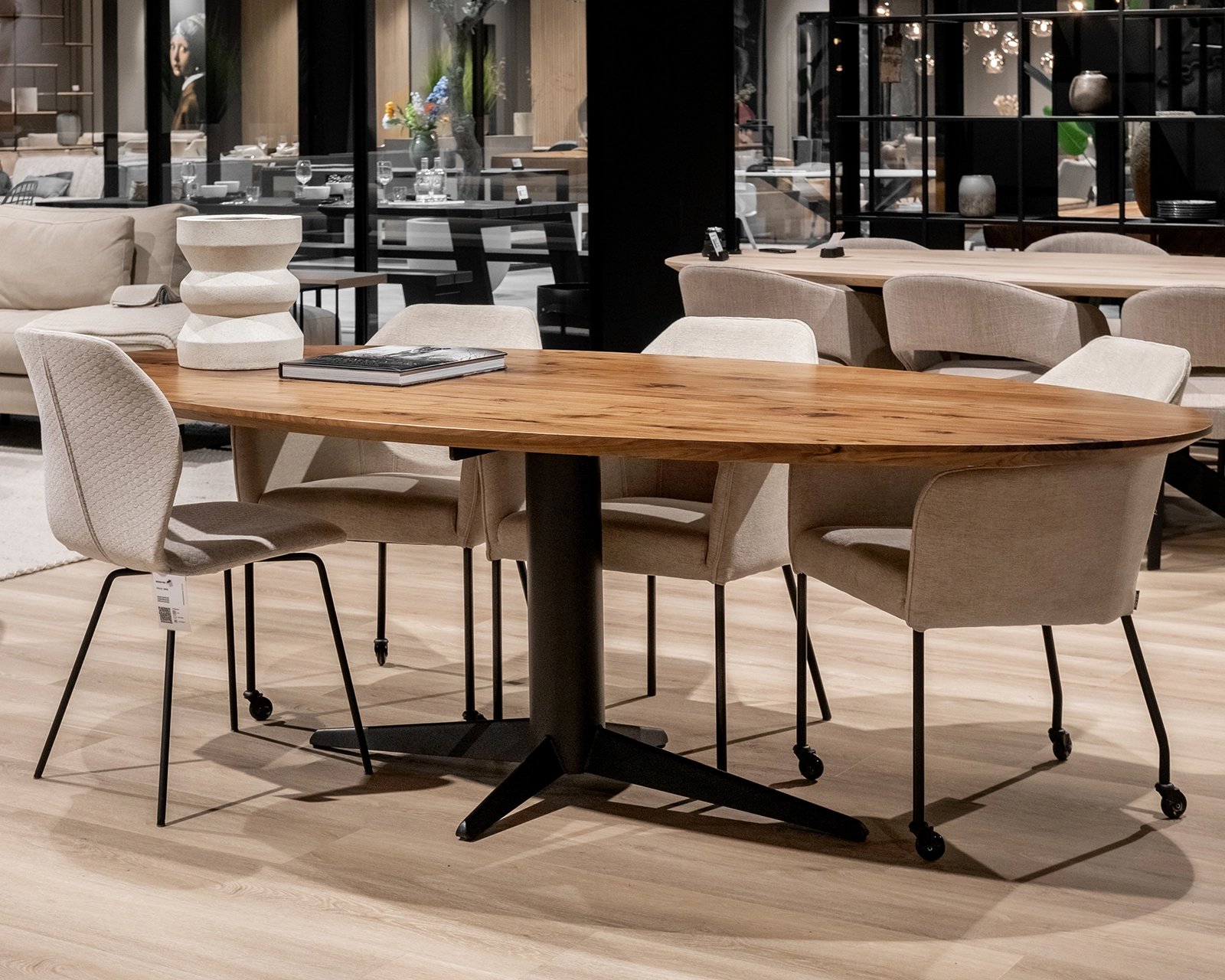 Ovale_noten_eettafel_ludovic_met_boxer_eetkamerstoelen